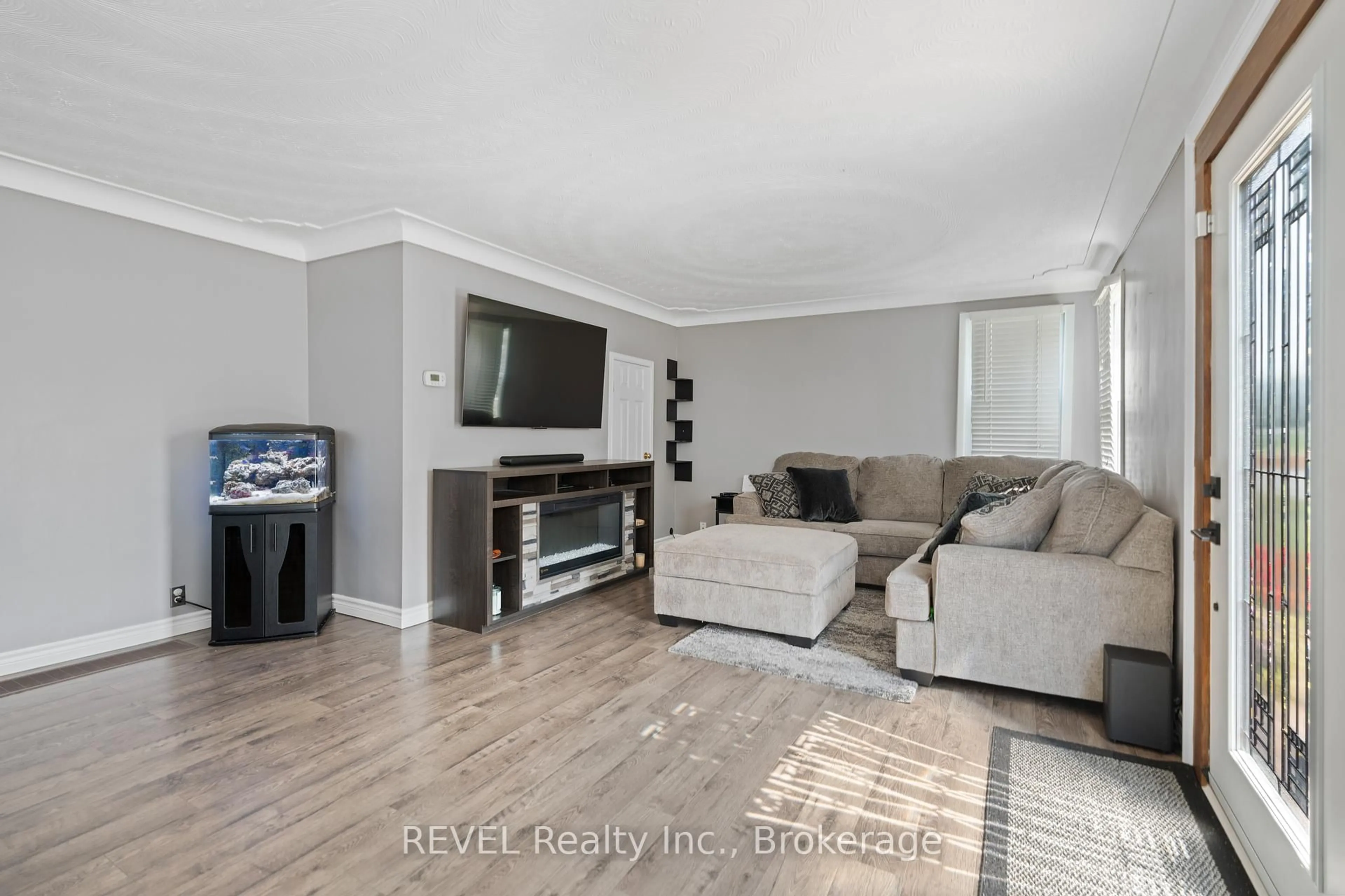 Living room with furniture, unknown for 703 Smithville Rd, West Lincoln Ontario L0R 2J0