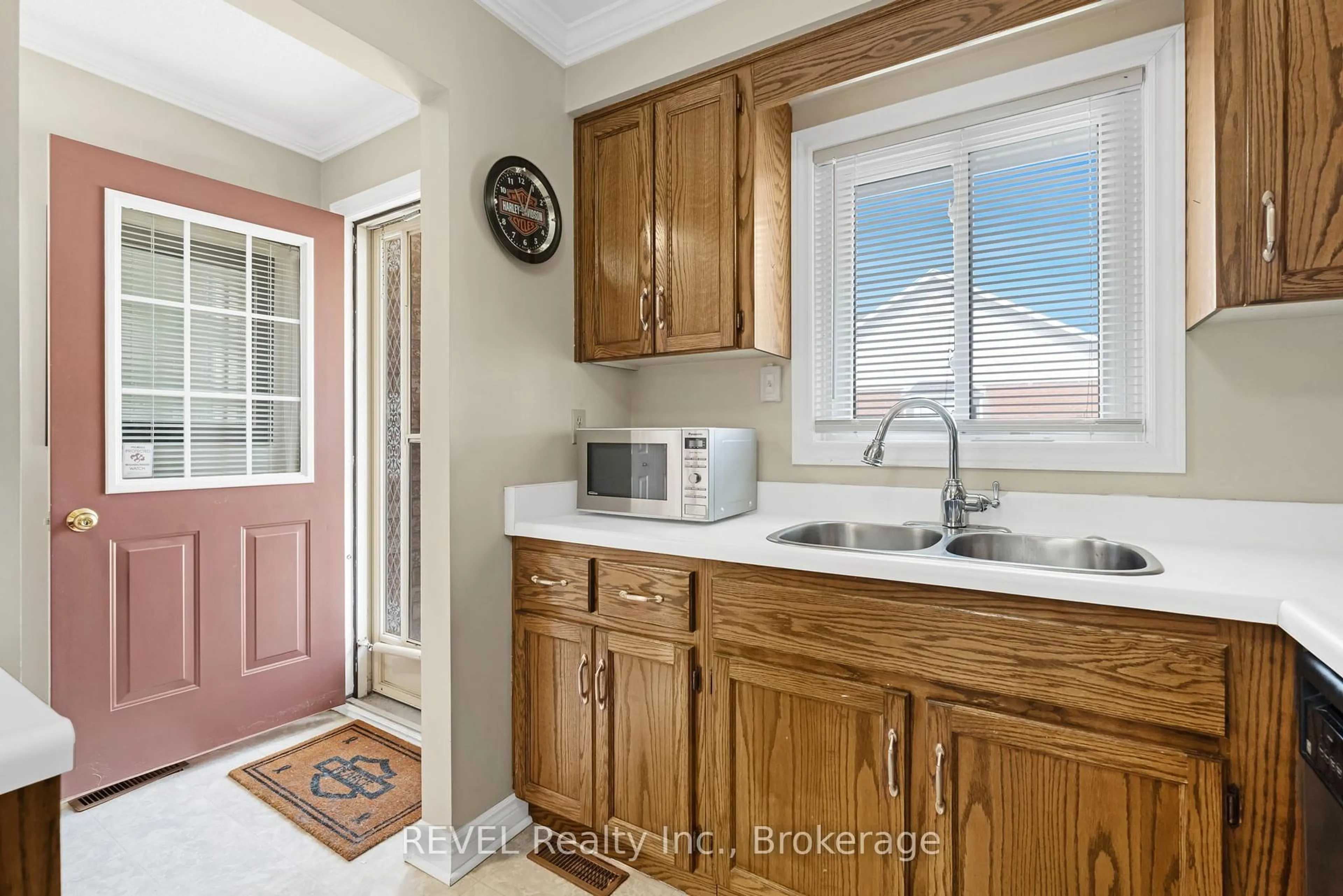 Standard kitchen, ceramic/tile floor for 10 Wentworth Dr #20, Grimsby Ontario L3M 5G3