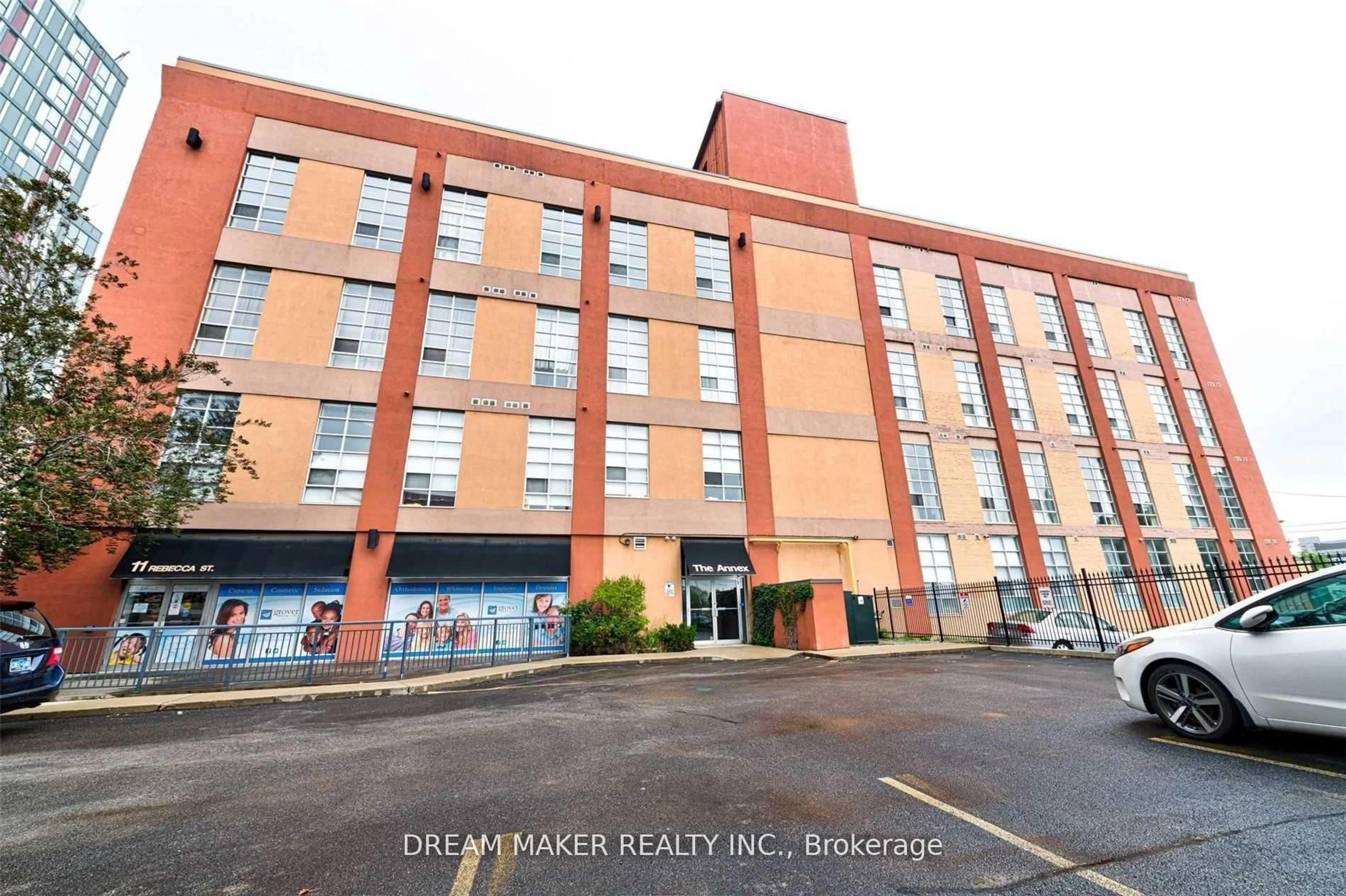 Patio, building for 11 Rebecca St #102, Hamilton Ontario L8R 3H7
