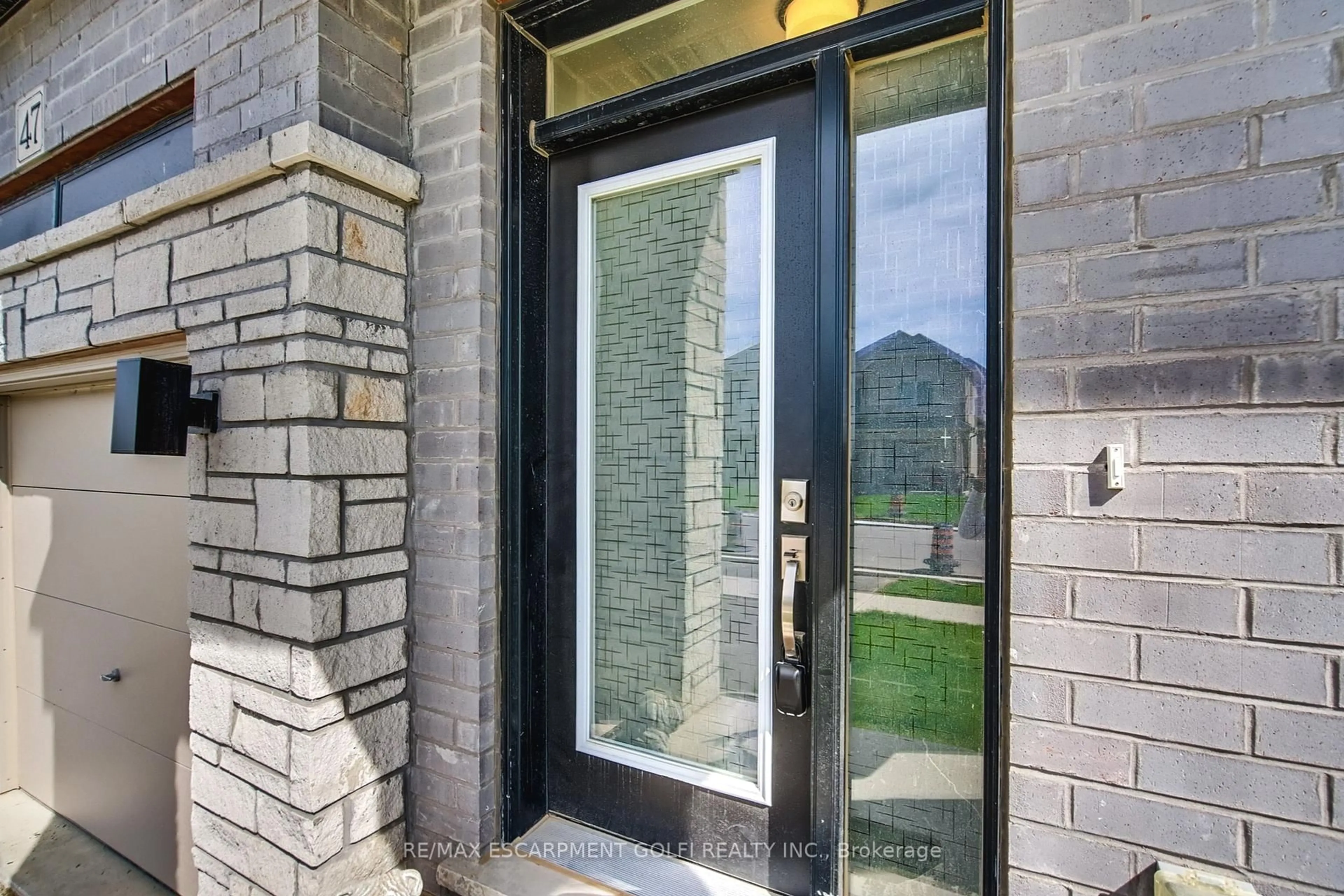 Indoor entryway for 47 George Brier Dr, Brant Ontario N3L 3Z9