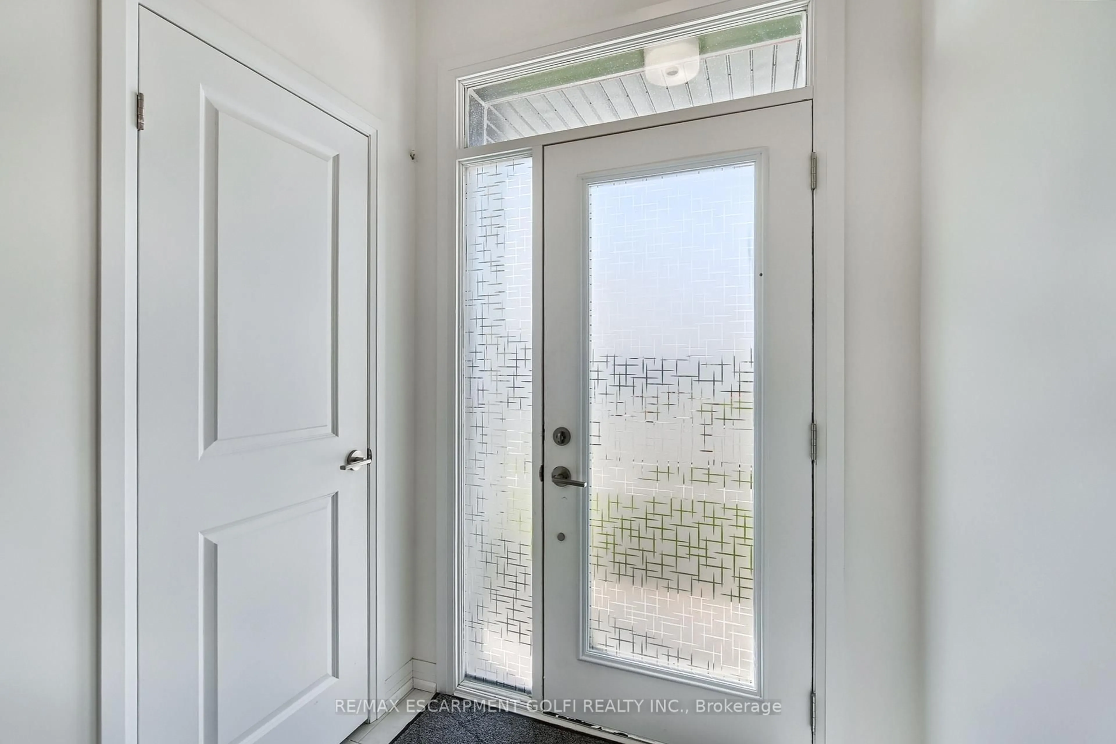 Indoor entryway for 47 George Brier Dr, Brant Ontario N3L 3Z9