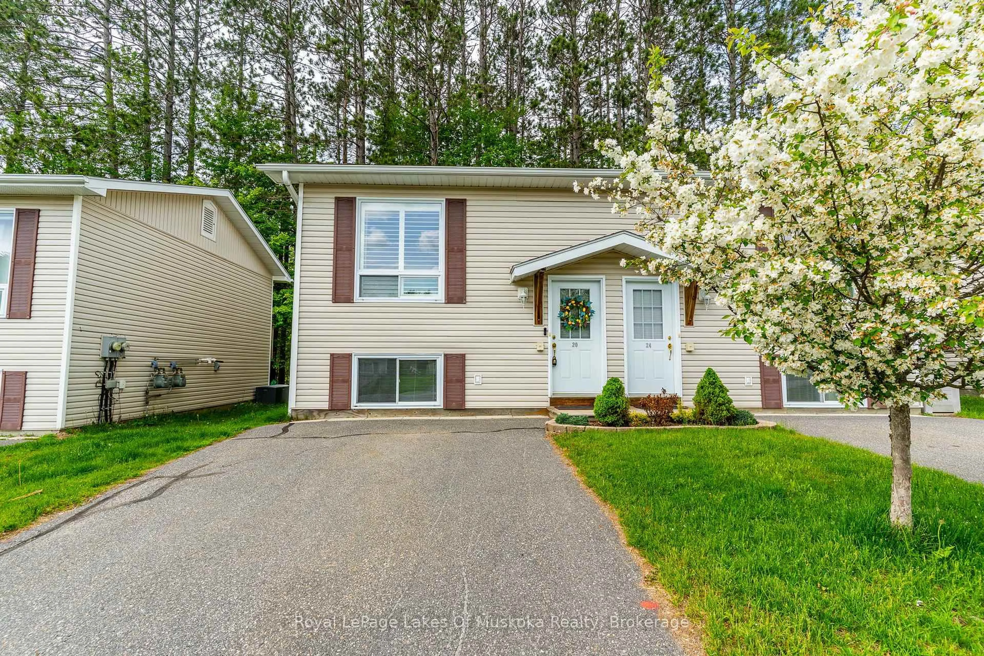 Home with vinyl exterior material, street for 200 Pine St #20, Bracebridge Ontario P1L 2H9