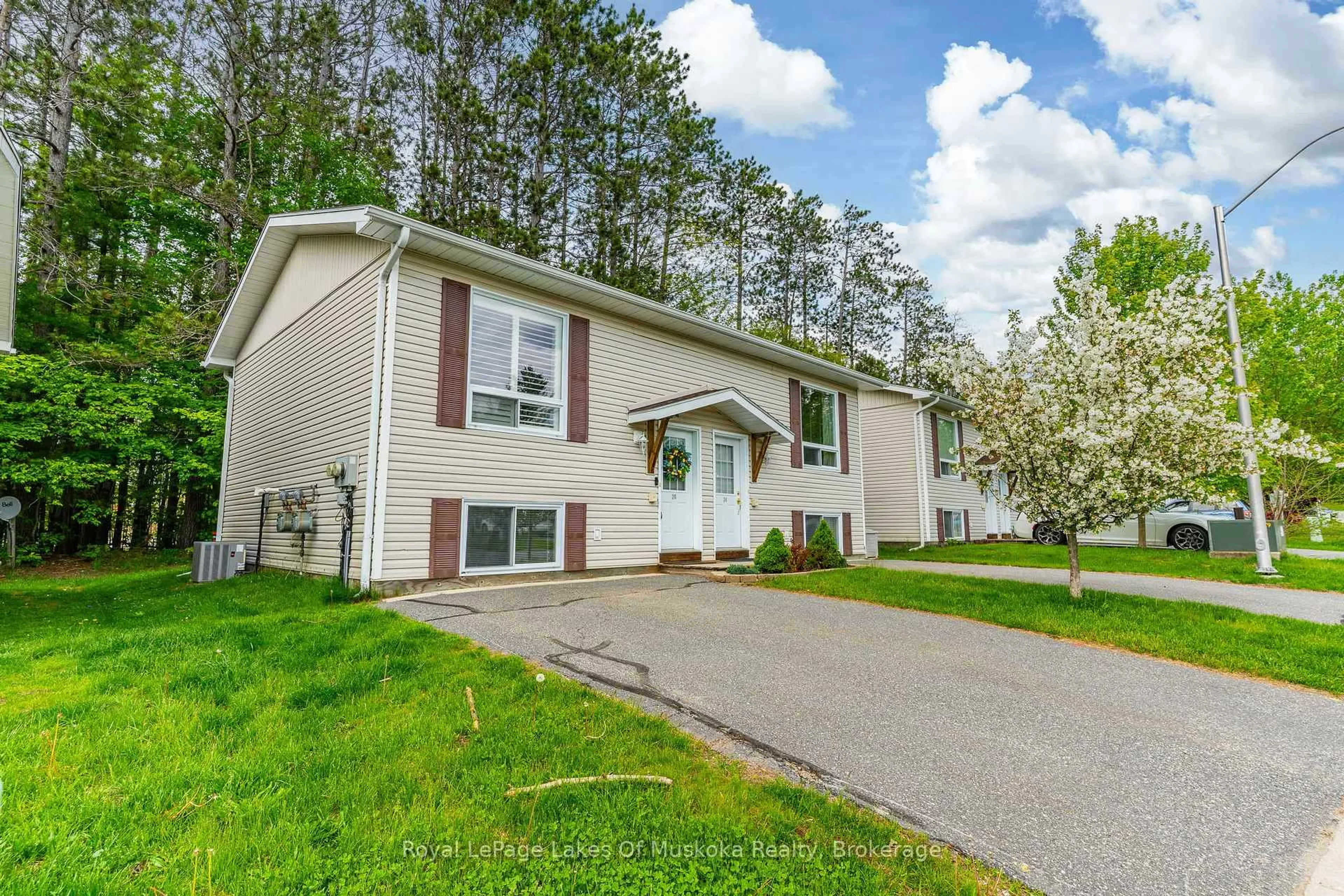 Home with vinyl exterior material, street for 200 Pine St #20, Bracebridge Ontario P1L 2H9