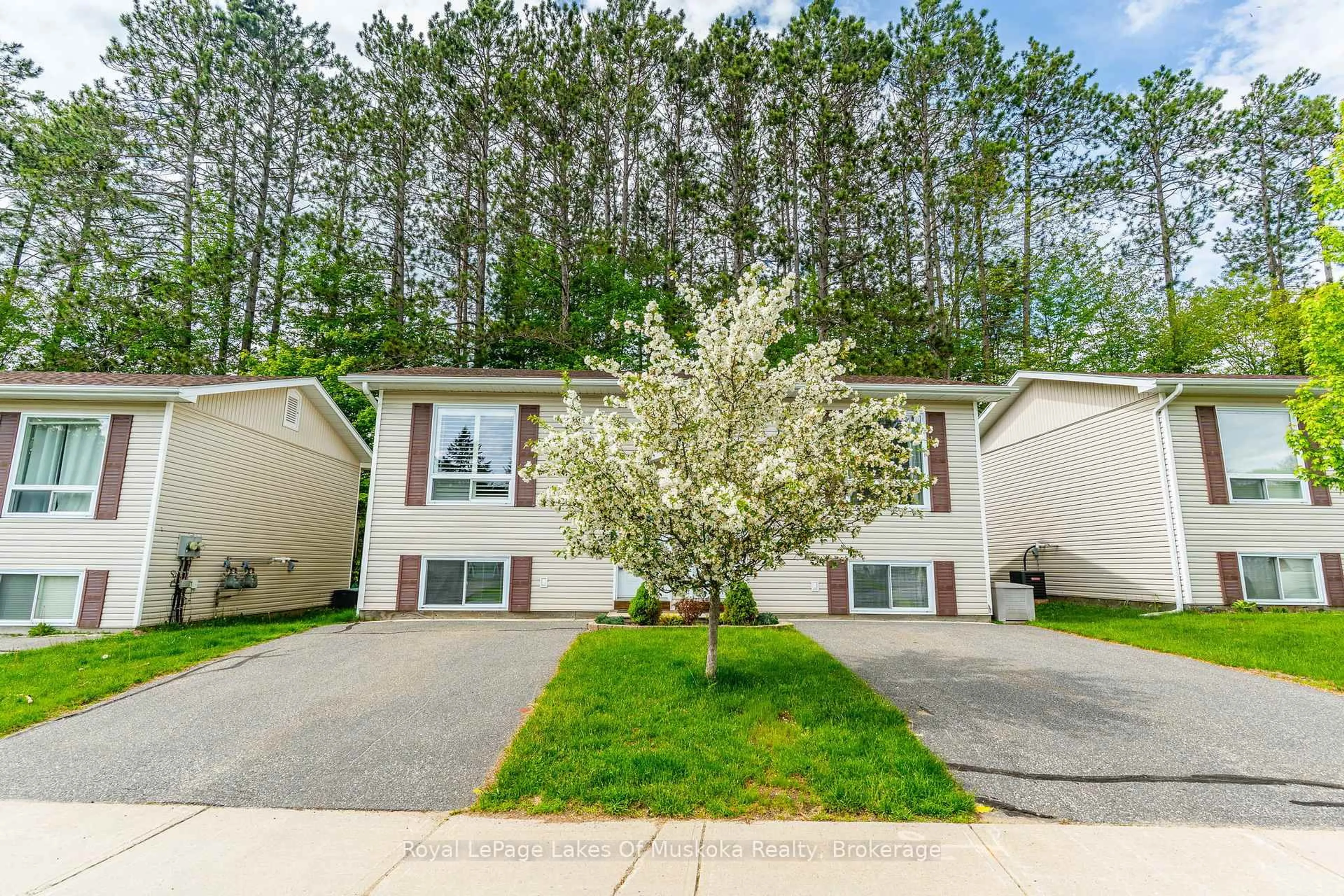 Home with vinyl exterior material, street for 200 Pine St #20, Bracebridge Ontario P1L 2H9