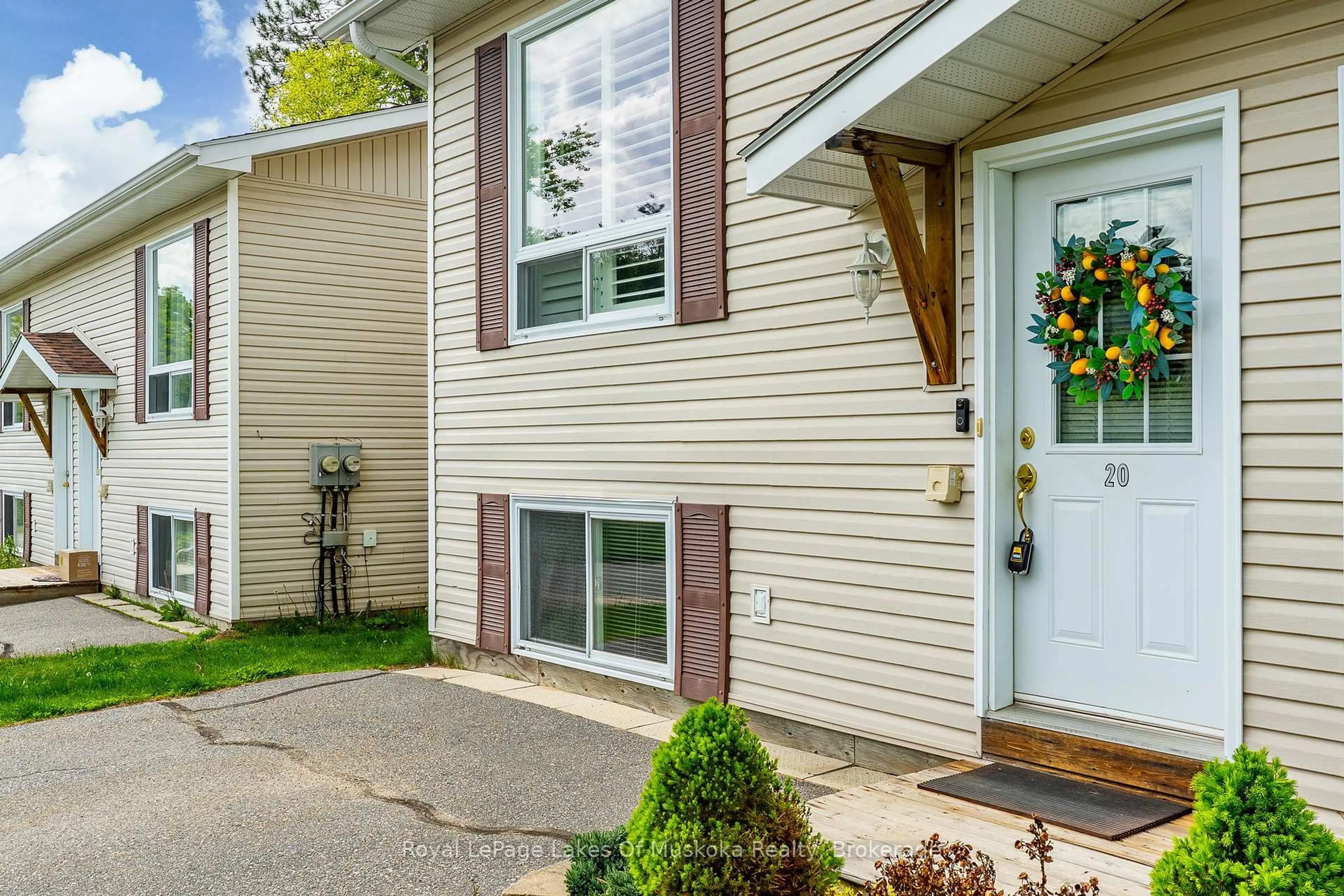 Home with vinyl exterior material, street for 200 Pine St #20, Bracebridge Ontario P1L 2H9