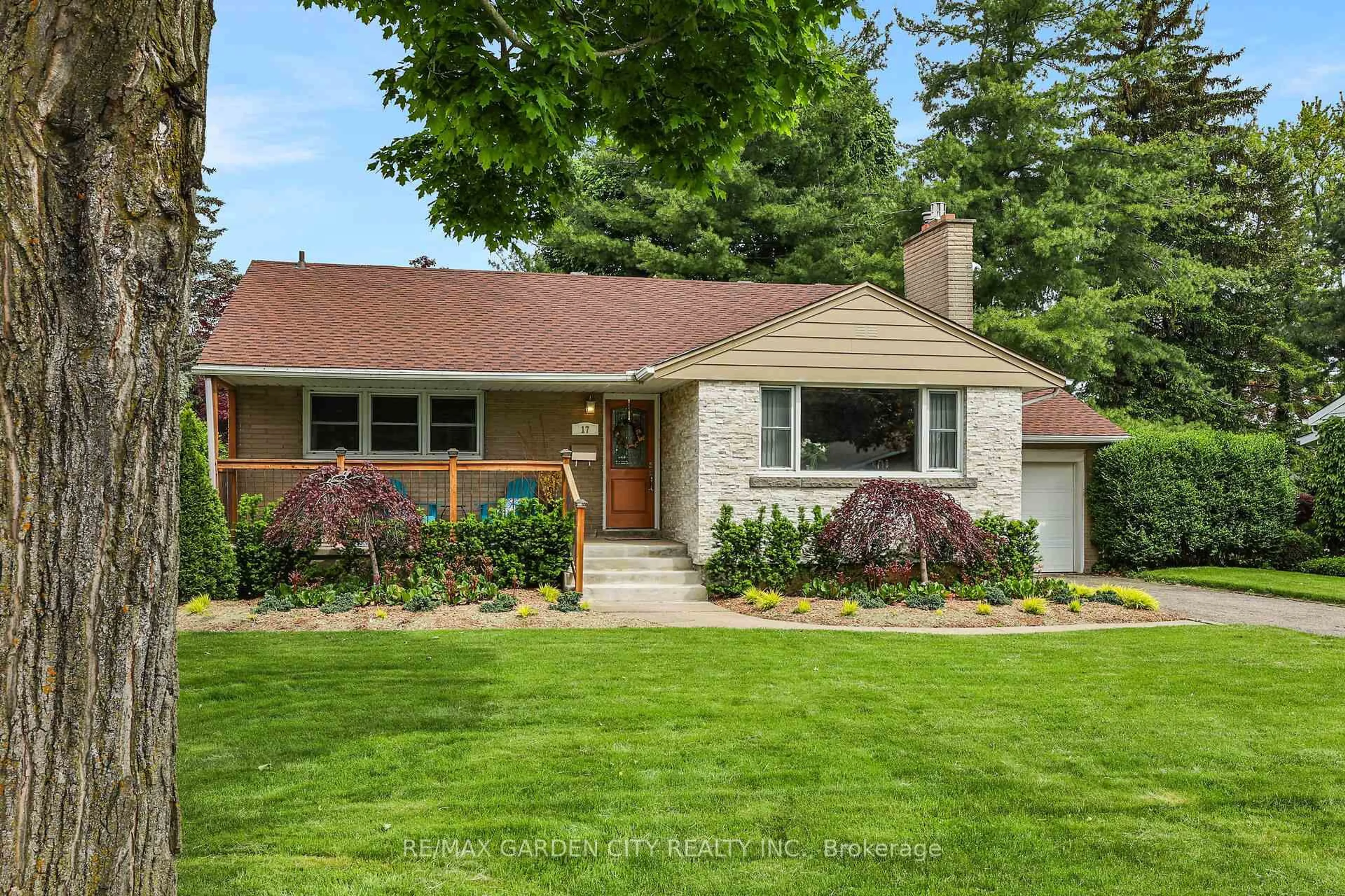 Home with vinyl exterior material, street for 17 Sunnyside Dr, St. Catharines Ontario L2M 1Z9