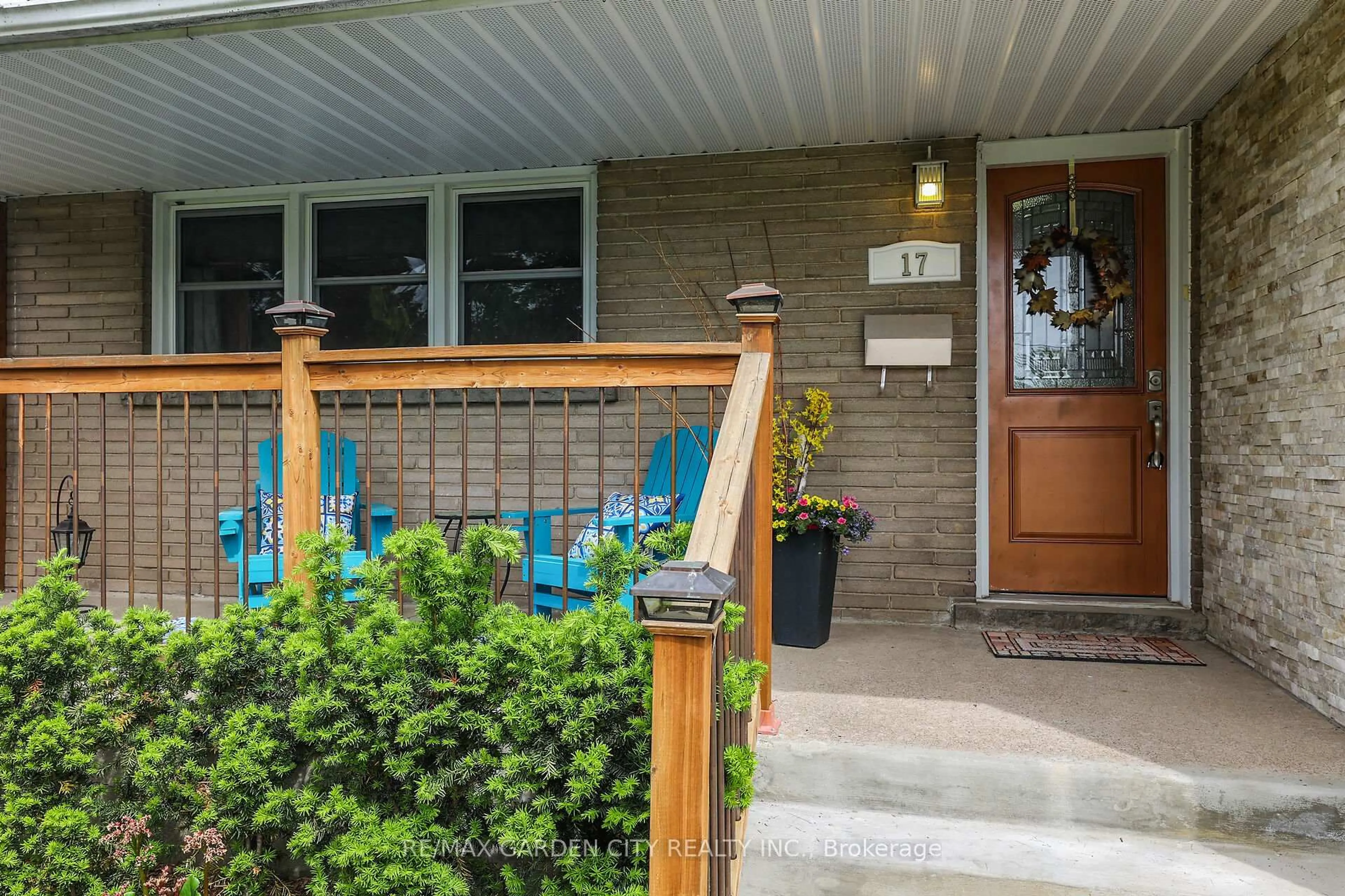 Indoor entryway for 17 Sunnyside Dr, St. Catharines Ontario L2M 1Z9