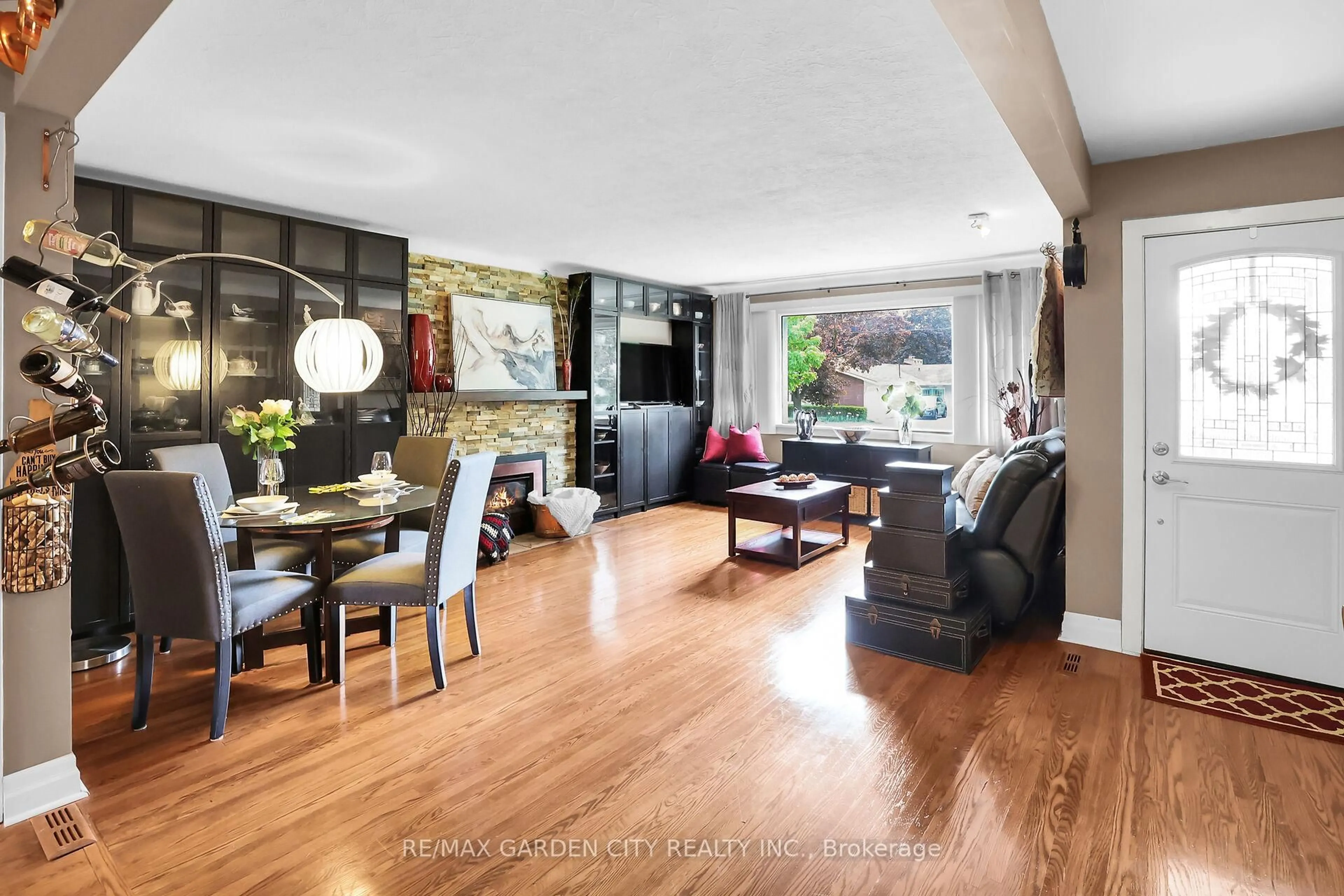 Living room with furniture, wood/laminate floor for 17 Sunnyside Dr, St. Catharines Ontario L2M 1Z9