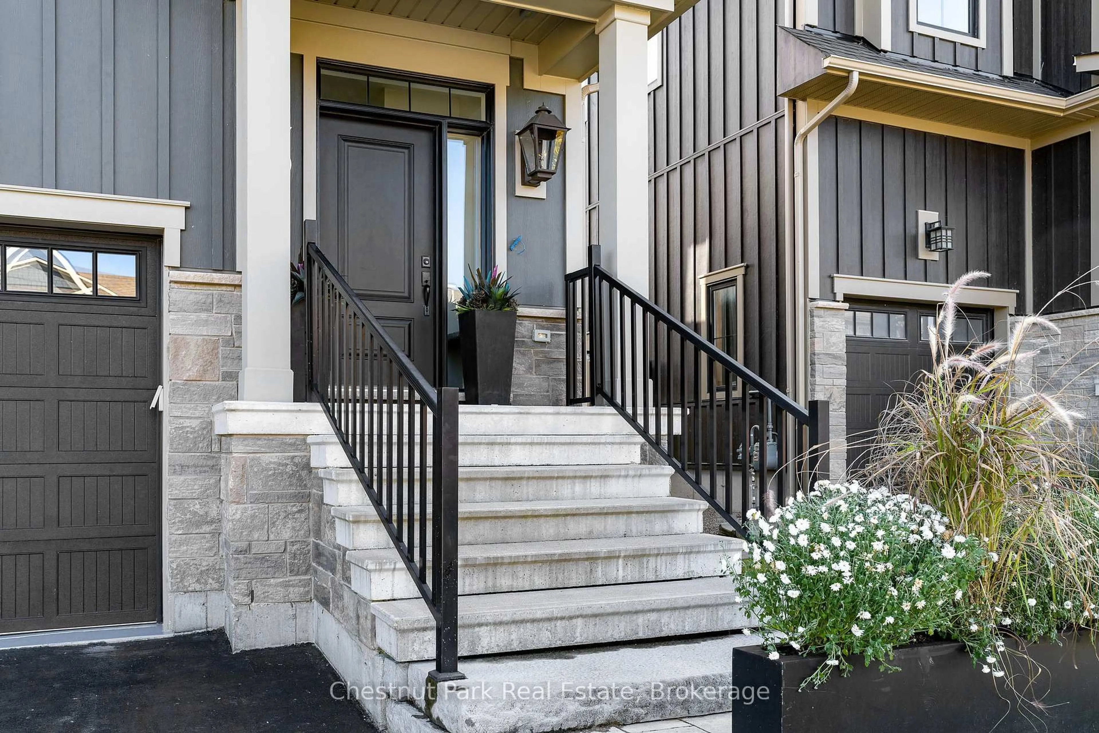 Indoor entryway for 170 Yellow Birch Cres, Blue Mountains Ontario L9Y 0Z3