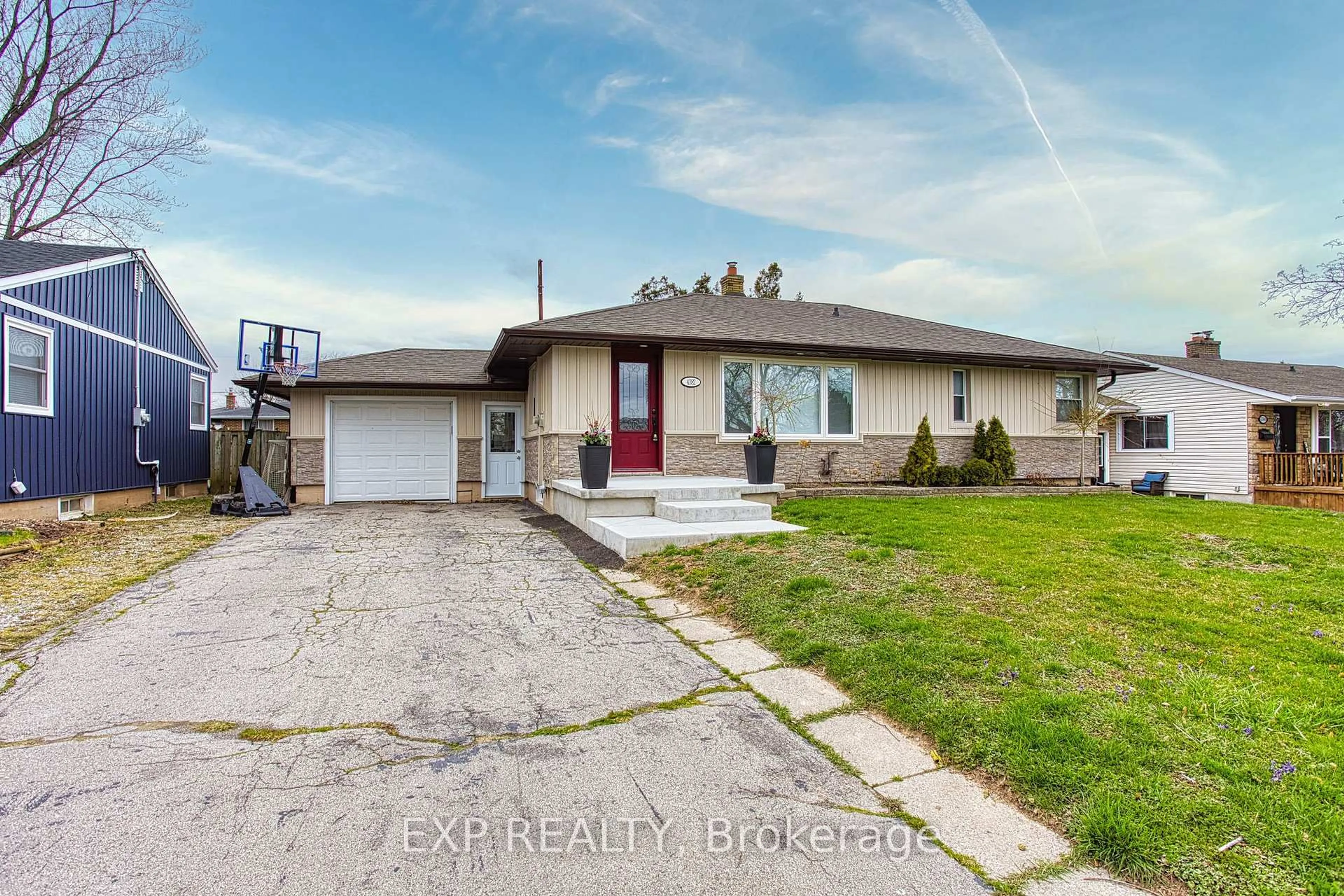 A pic from outside/outdoor area/front of a property/back of a property/a pic from drone, street for 4382 Central Ave, Lincoln Ontario L0R 1B6