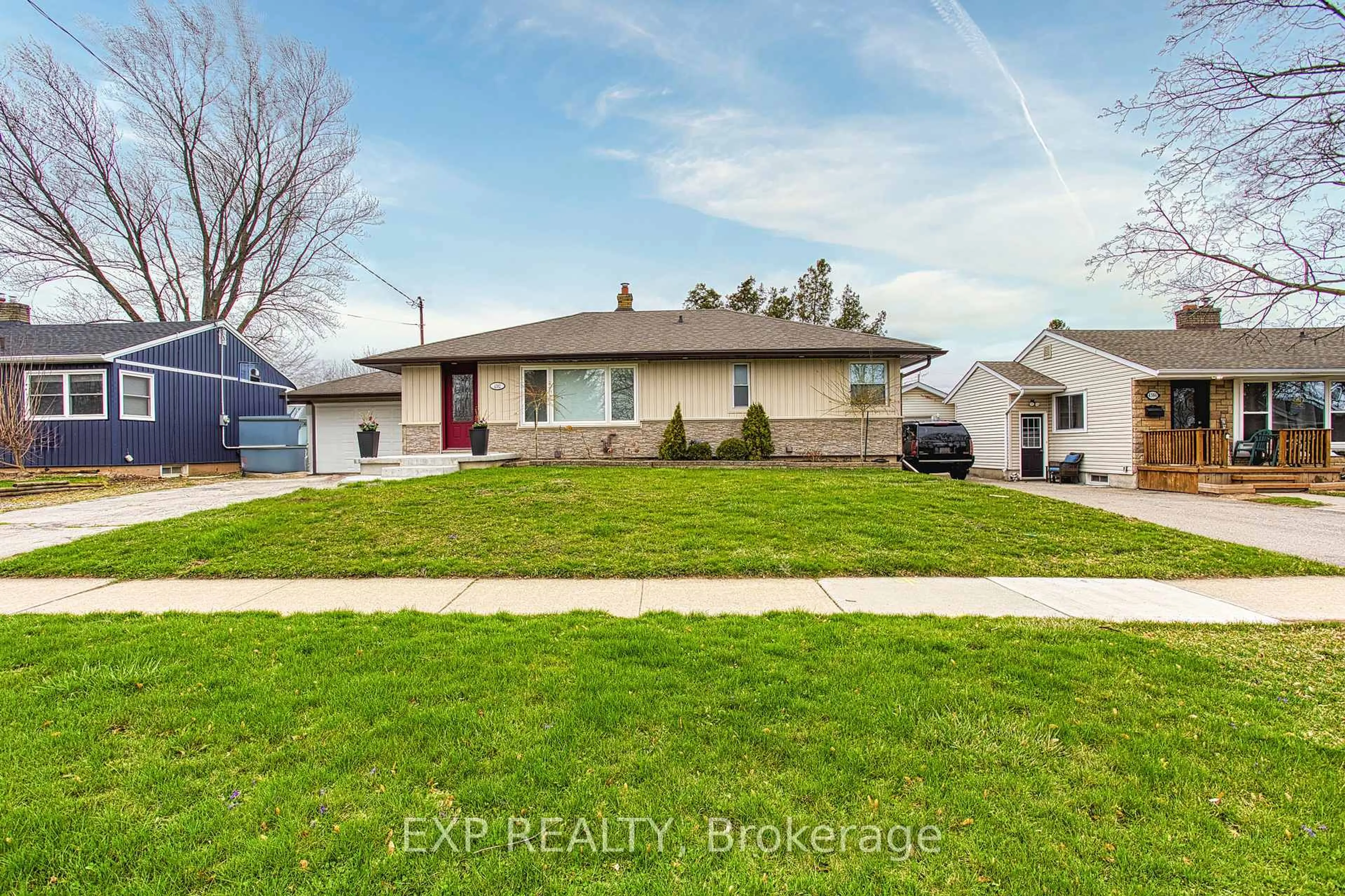 A pic from outside/outdoor area/front of a property/back of a property/a pic from drone, street for 4382 Central Ave, Lincoln Ontario L0R 1B6