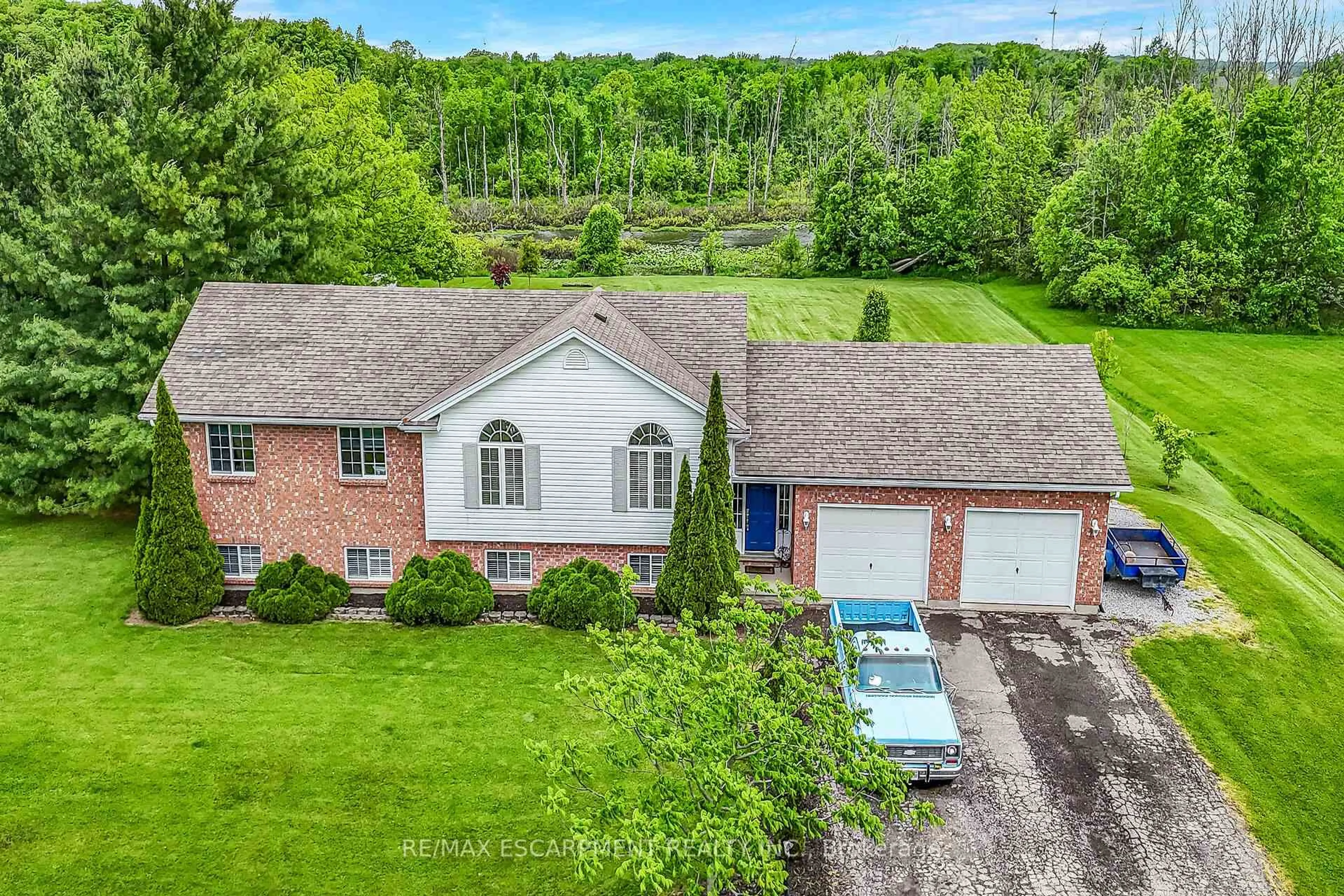 A pic from outside/outdoor area/front of a property/back of a property/a pic from drone, unknown for 5271 Beavercreek Cres, West Lincoln Ontario L0R 2J0