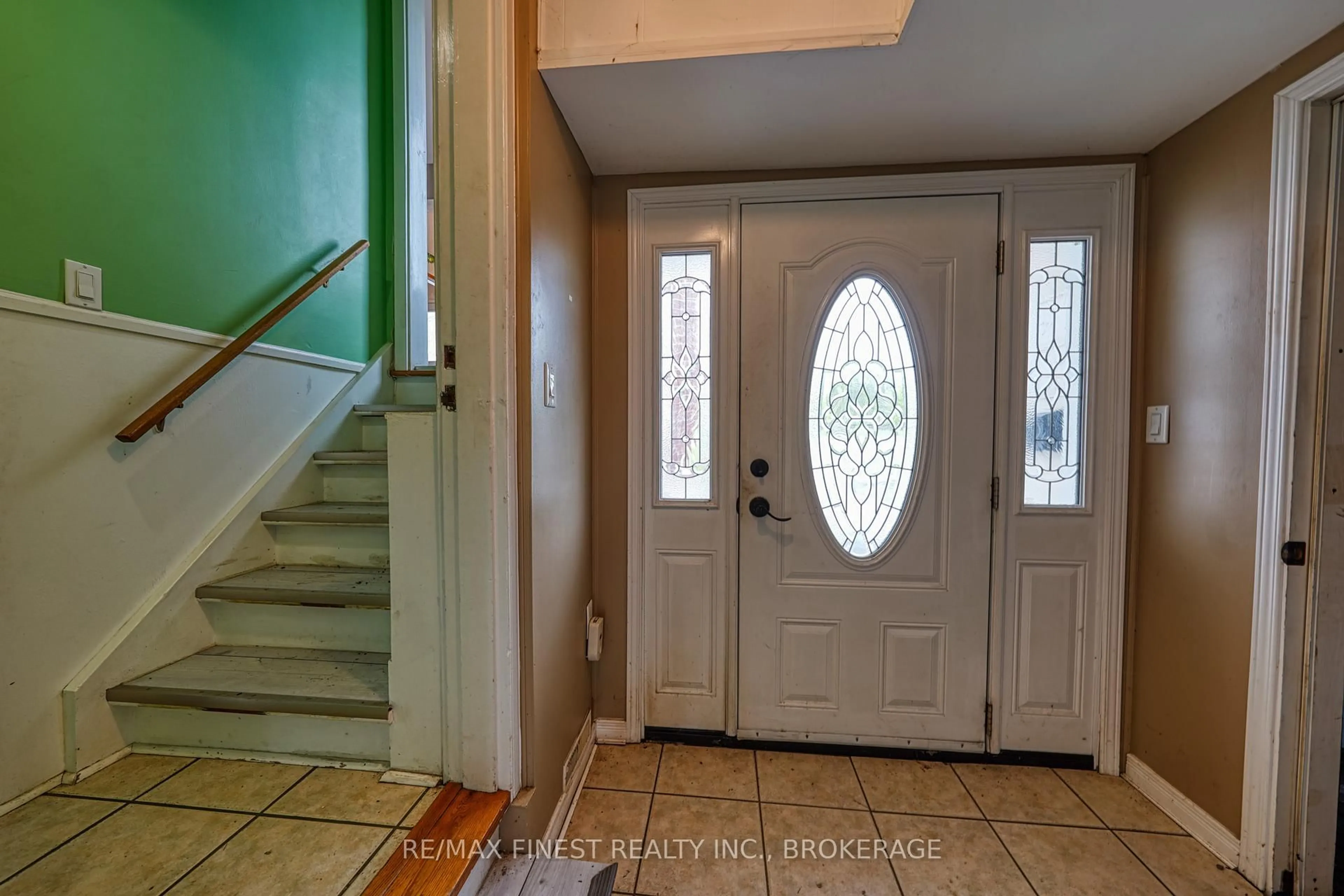 Indoor entryway for 2073 Bath Rd, Kingston Ontario K7M 8V9