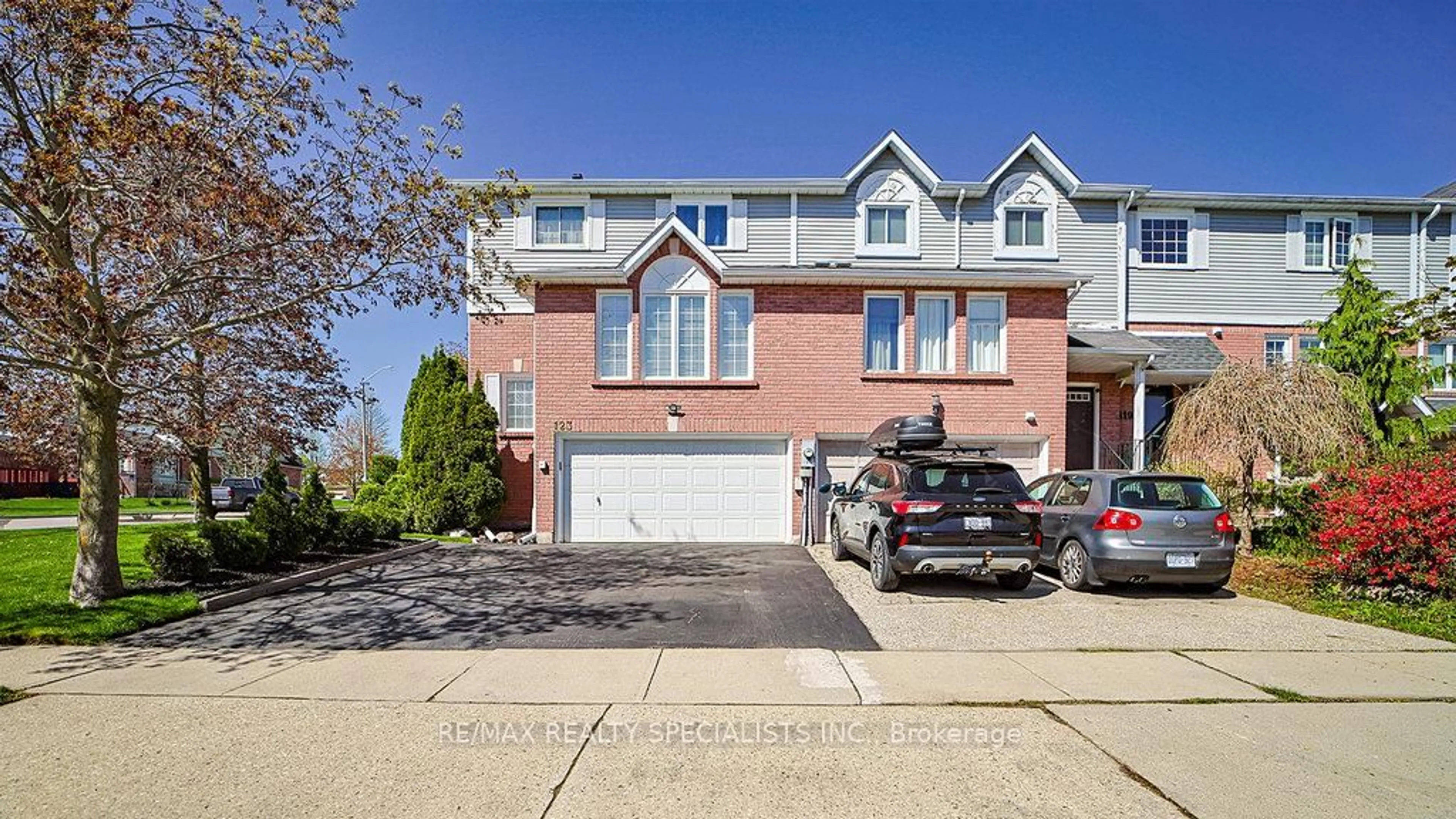 Home with brick exterior material, street for 123 Middlemiss Cres, Cambridge Ontario N1T 1R5