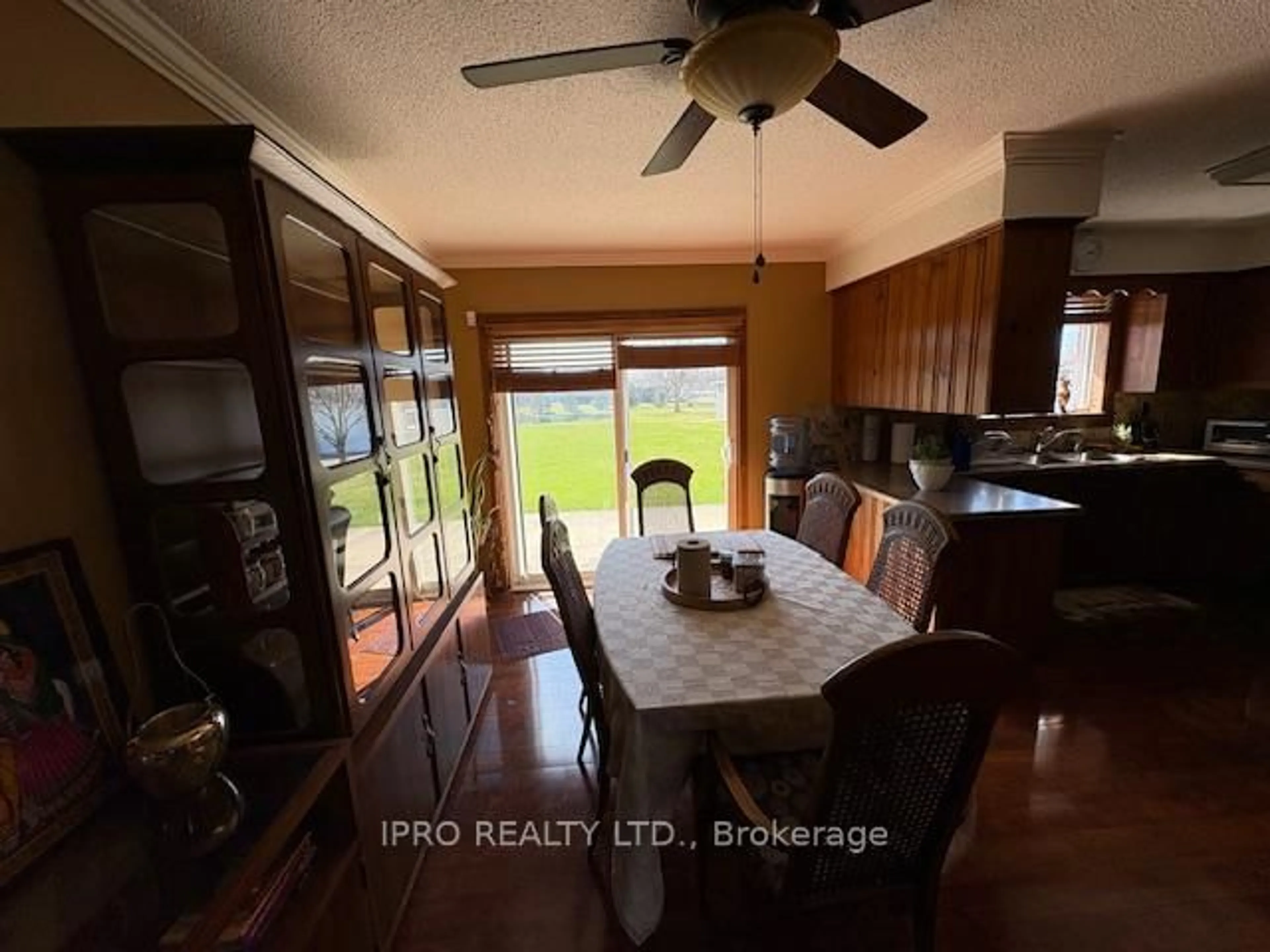 Dining room, wood/laminate floor for 40298 Youngs Rd, Wainfleet Ontario L0S 1V0