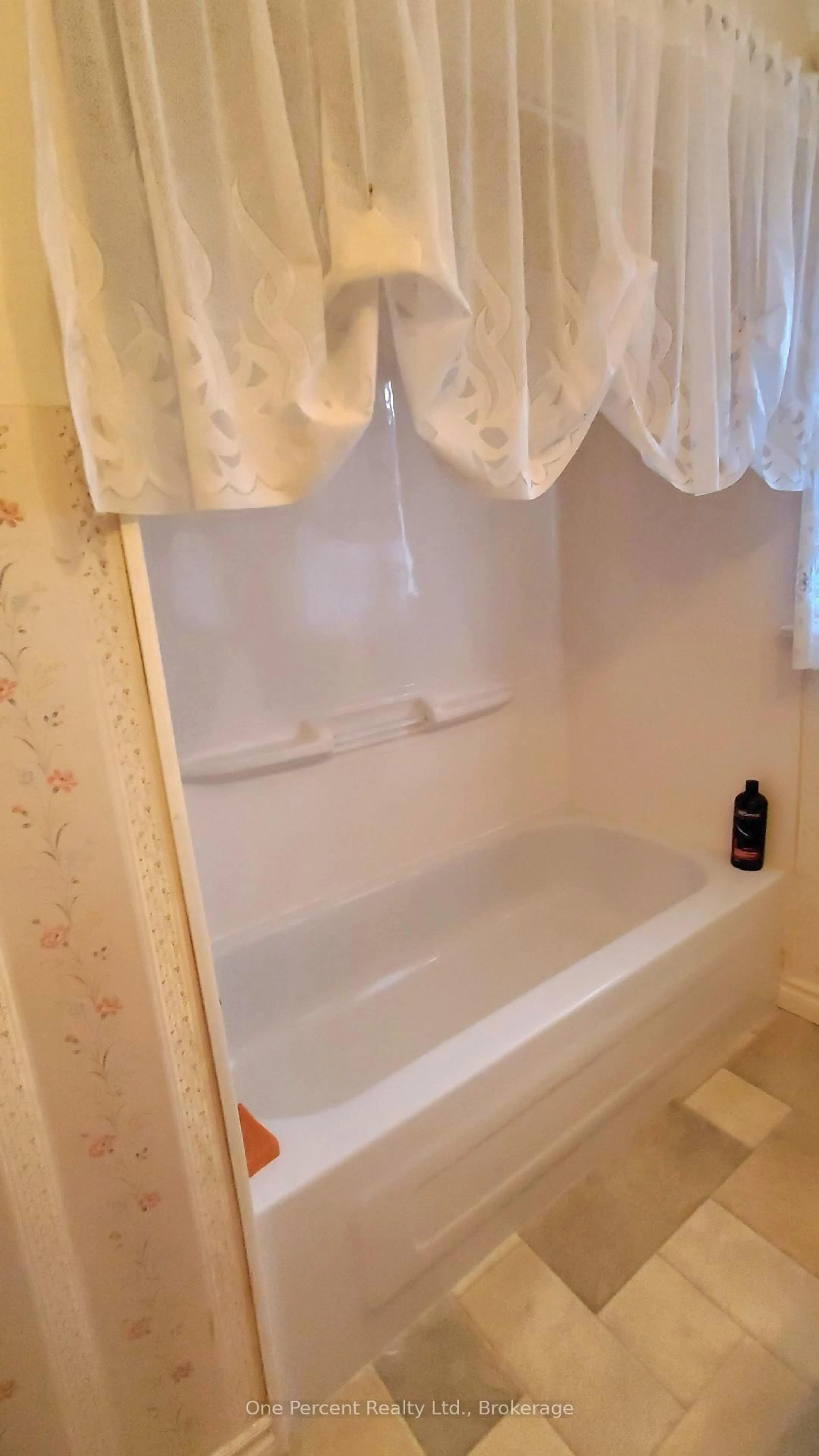 Standard bathroom, unknown for 128 Woods St, Stratford Ontario N5A 1M4