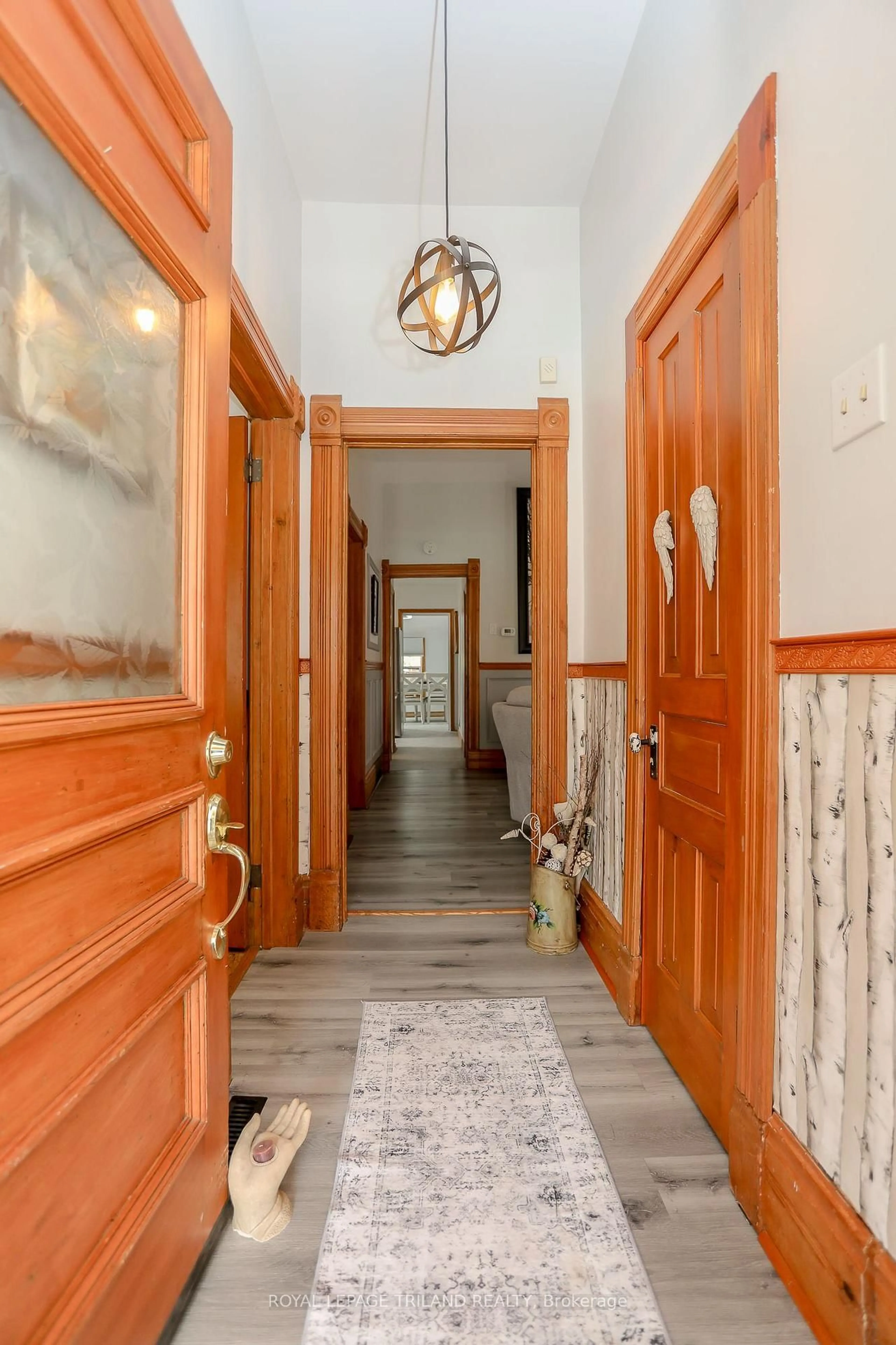Indoor entryway for 51 Locust St, St. Thomas Ontario N5R 2C2
