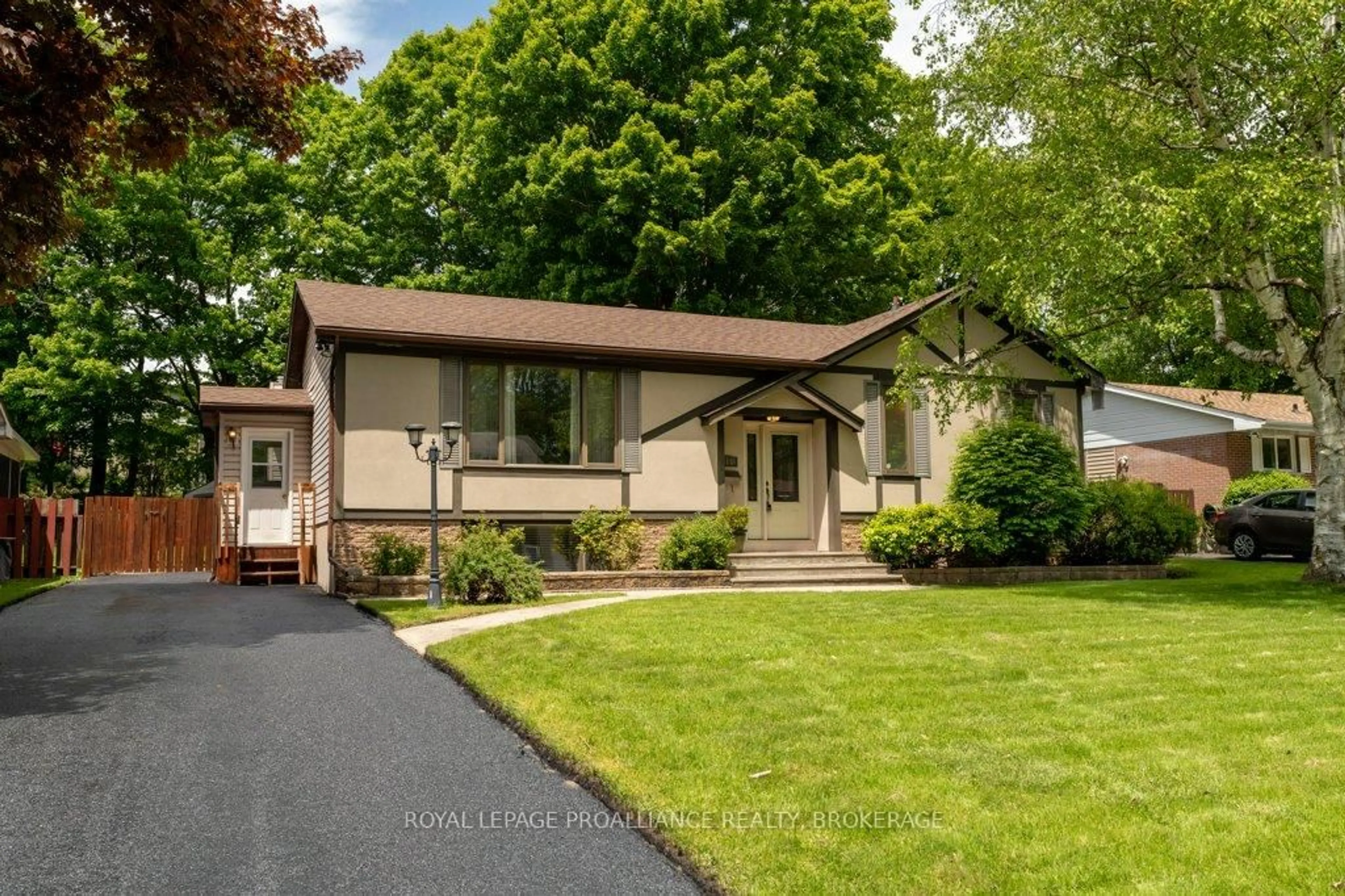 Home with vinyl exterior material, street for 611 Bourne Pl, Kingston Ontario K7M 6M9