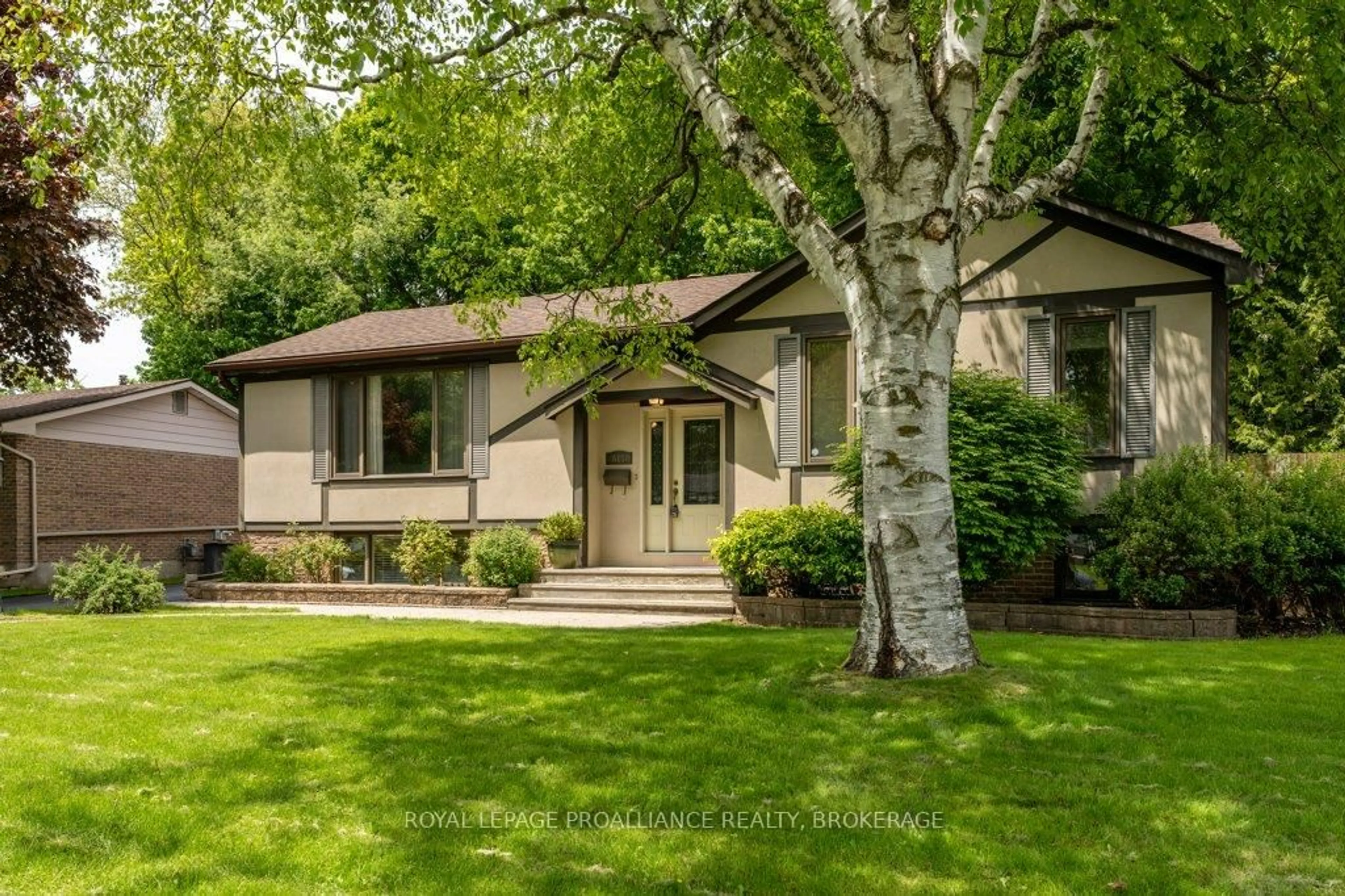 Home with vinyl exterior material, street for 611 Bourne Pl, Kingston Ontario K7M 6M9
