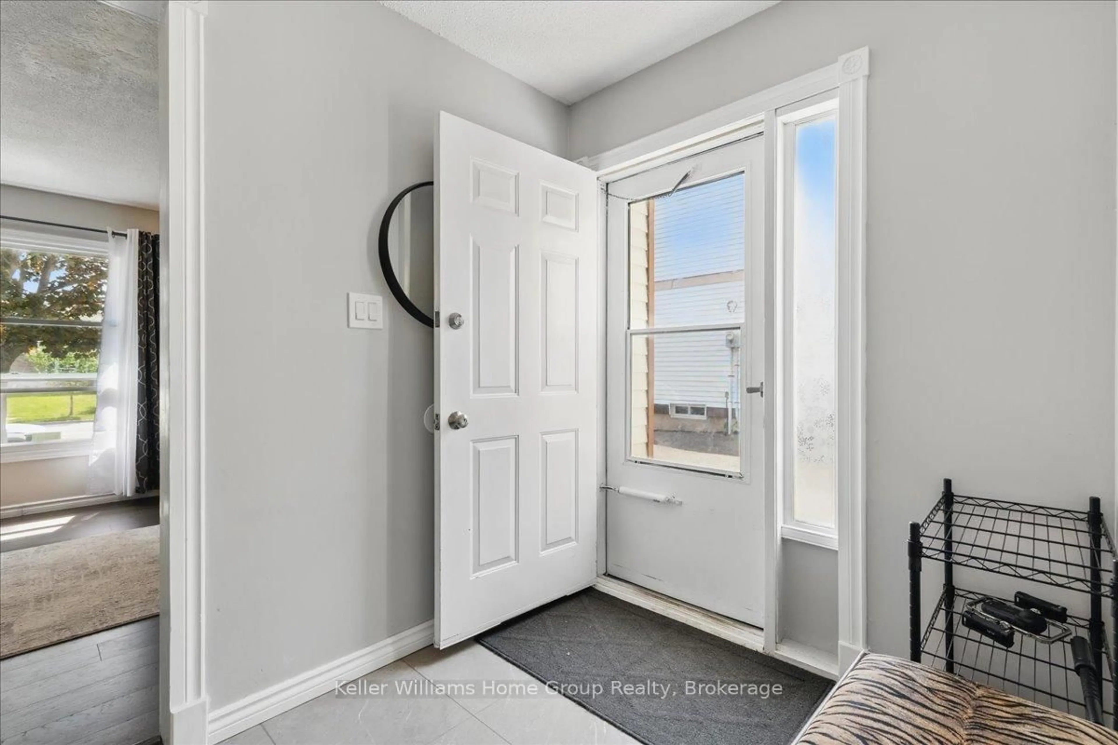 Indoor entryway for 72 Brantwood Park Dr, Brantford Ontario N3P 1G2