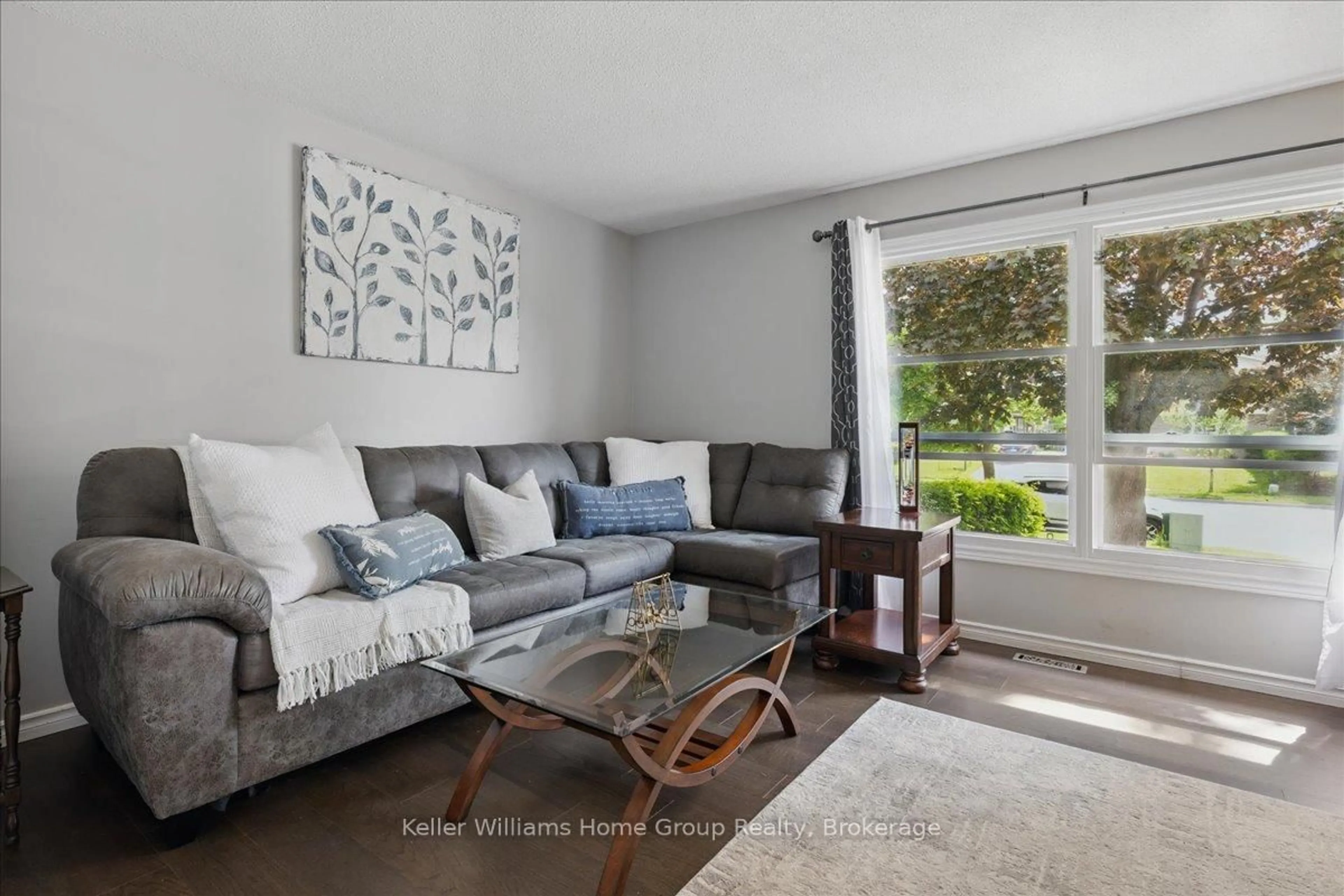 Living room with furniture, unknown for 72 Brantwood Park Dr, Brantford Ontario N3P 1G2