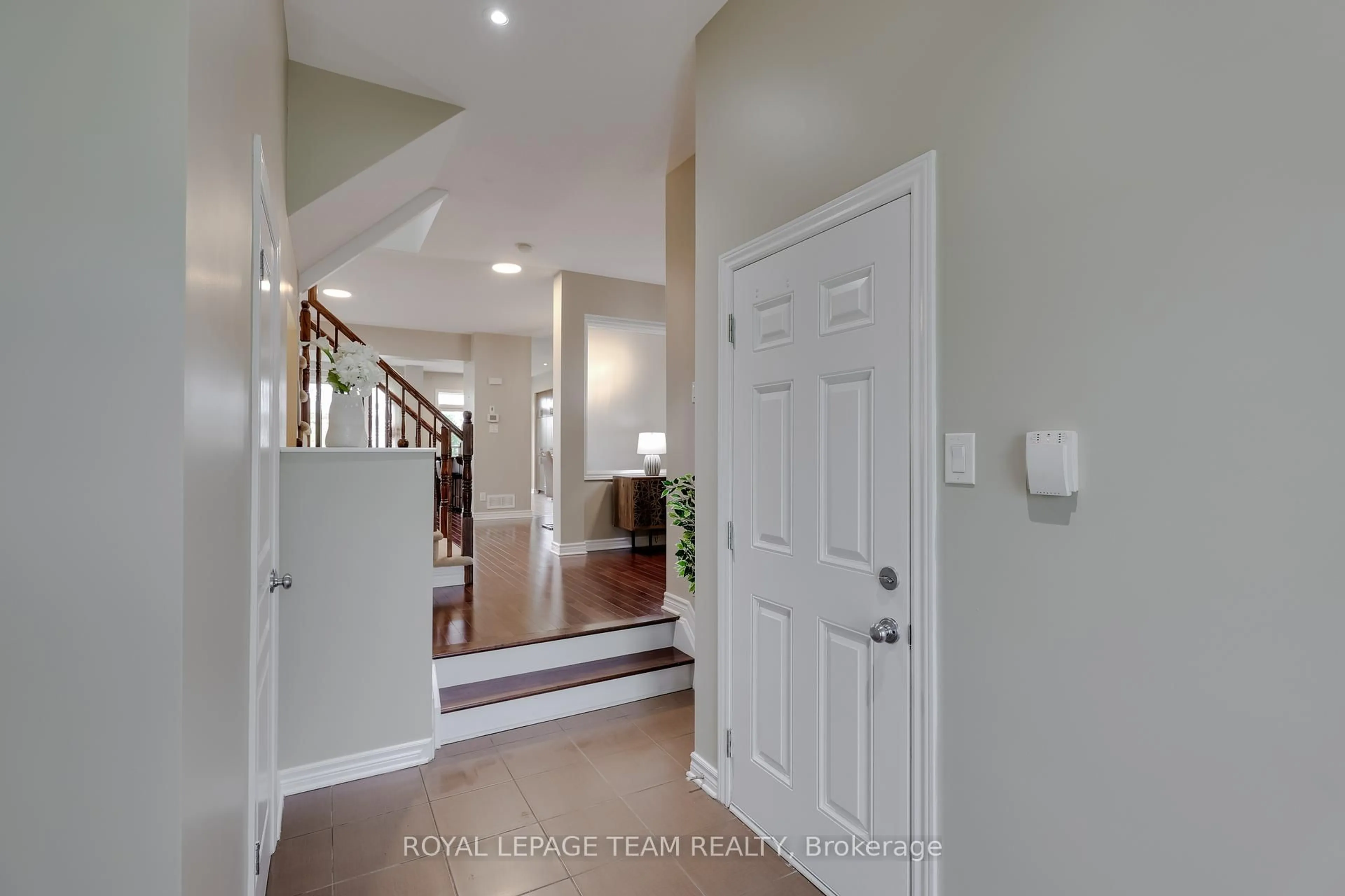 Indoor entryway for 920 Fletcher Circ, Ottawa Ontario K2T 0B7
