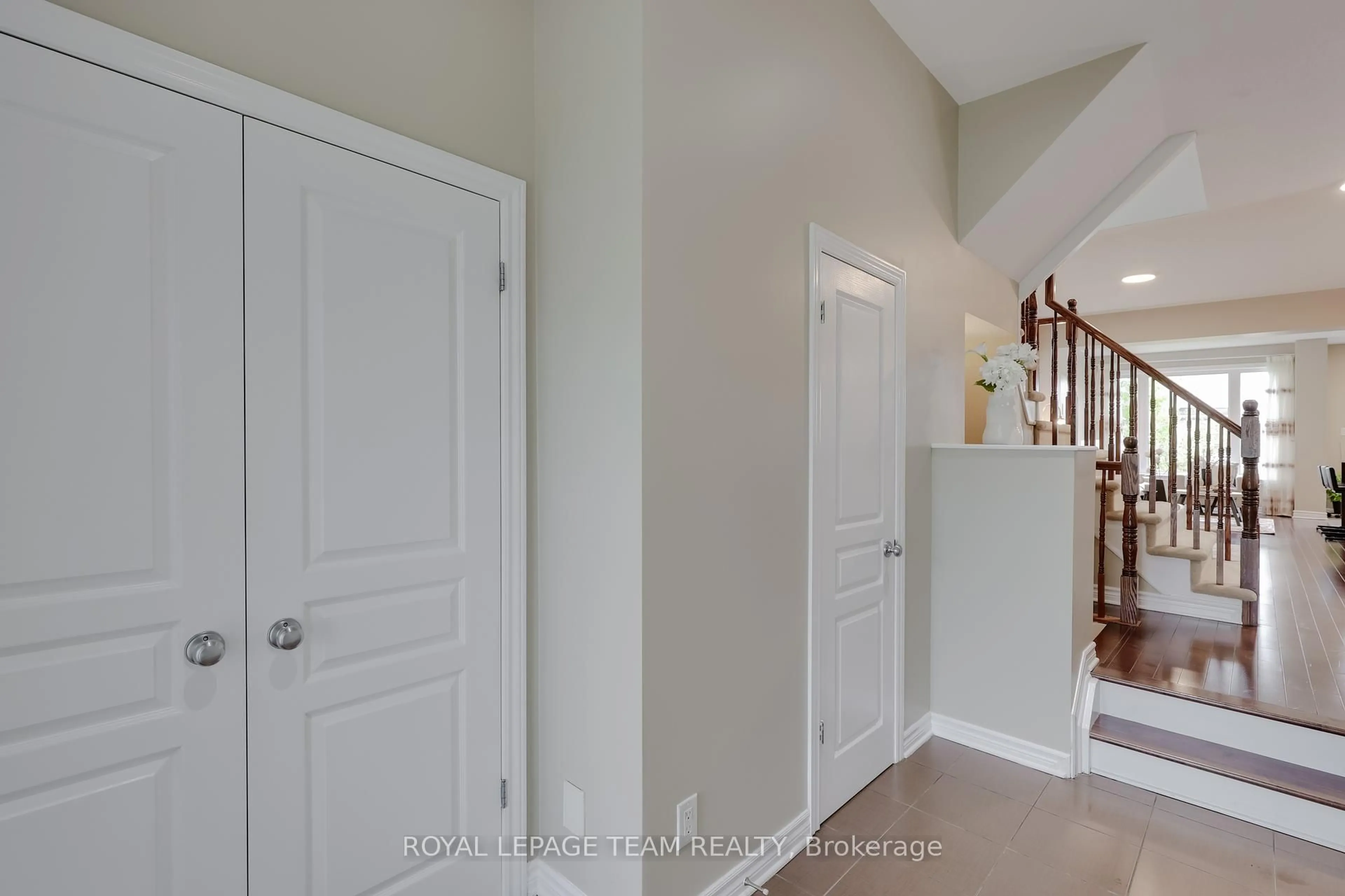 Indoor entryway for 920 Fletcher Circ, Ottawa Ontario K2T 0B7