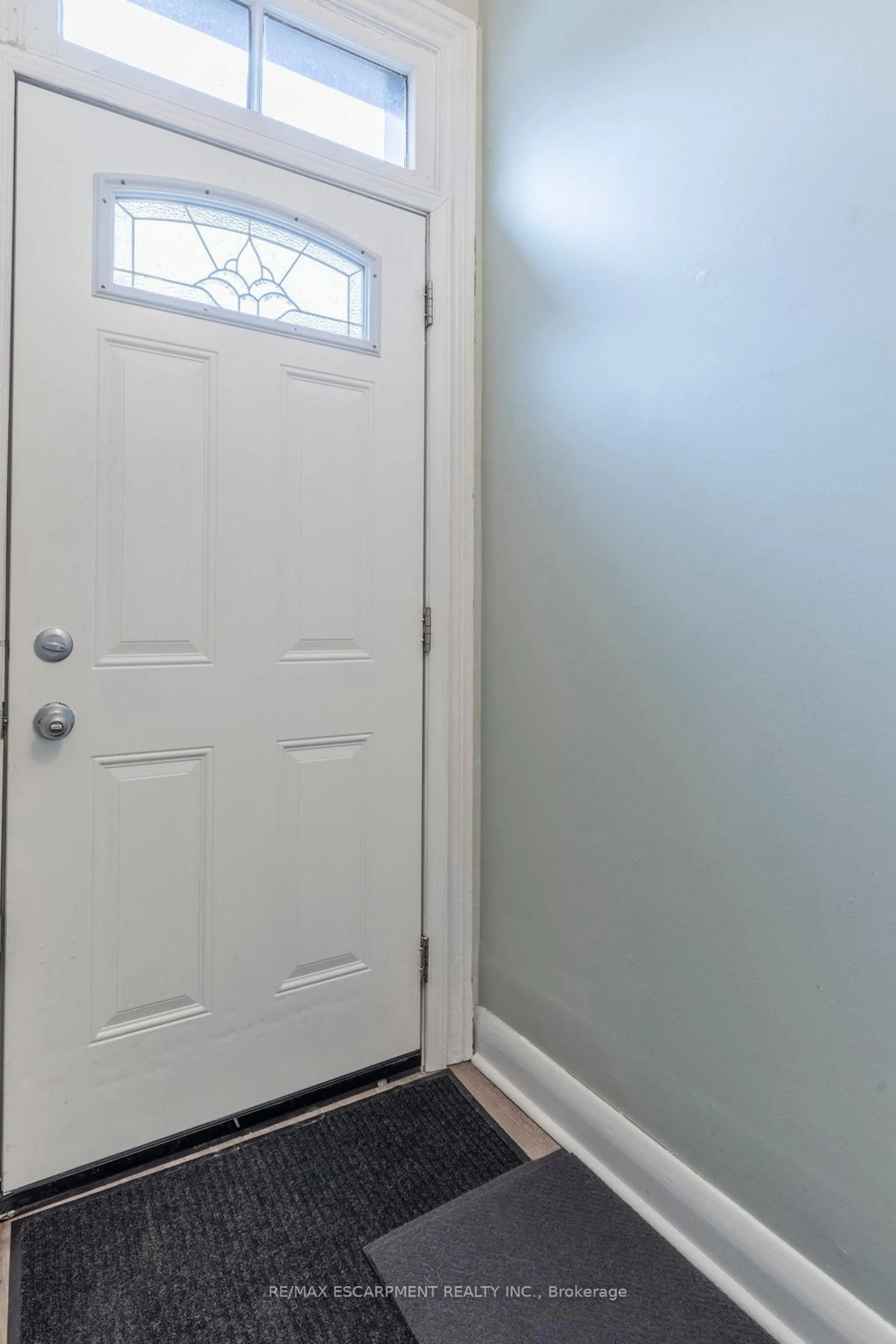 Indoor entryway for 196 Bold St, Hamilton Ontario L8P 1V6