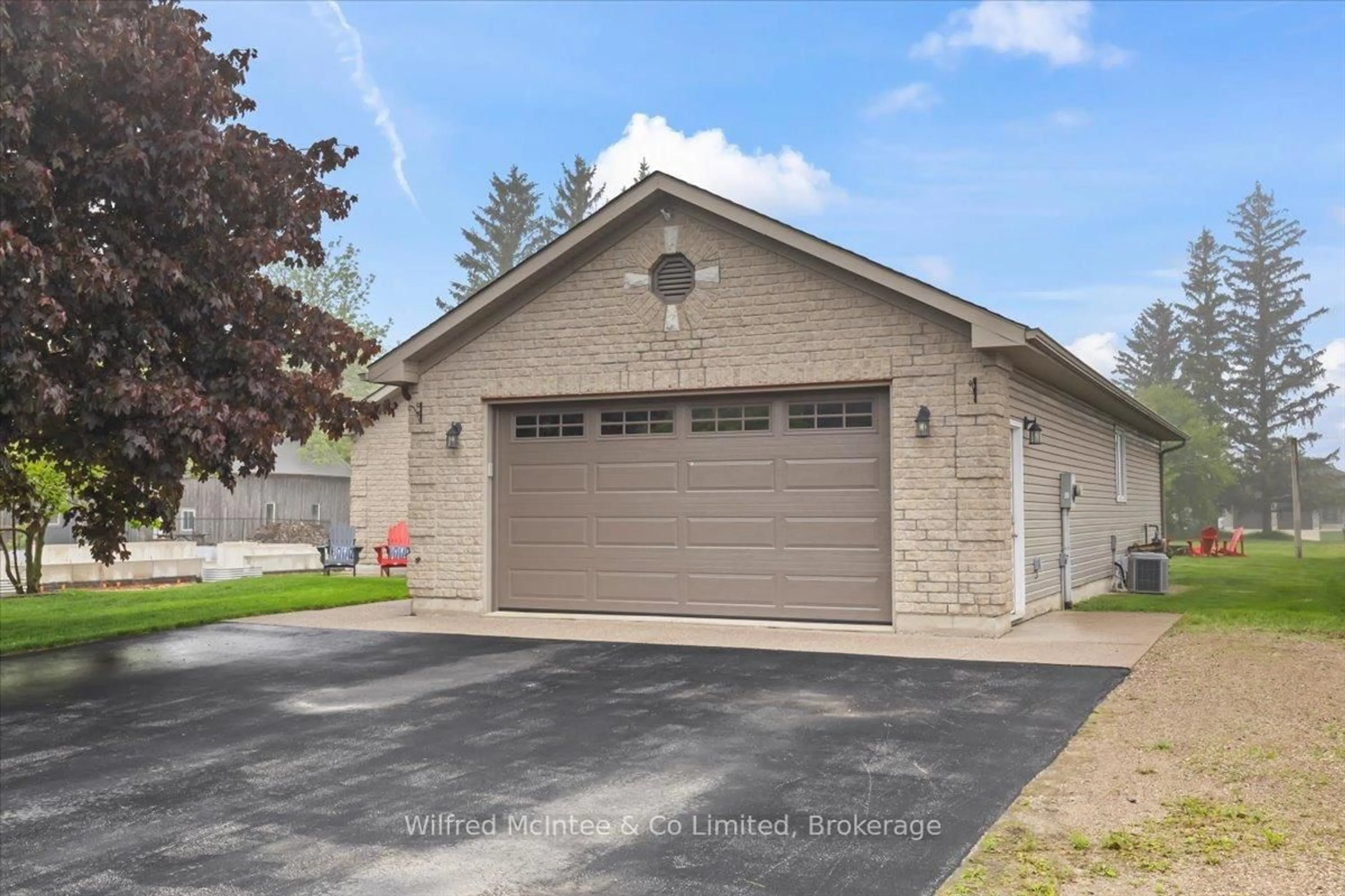Indoor garage for 9 Malcolm St, Huron-Kinloss Ontario N0G 2R0