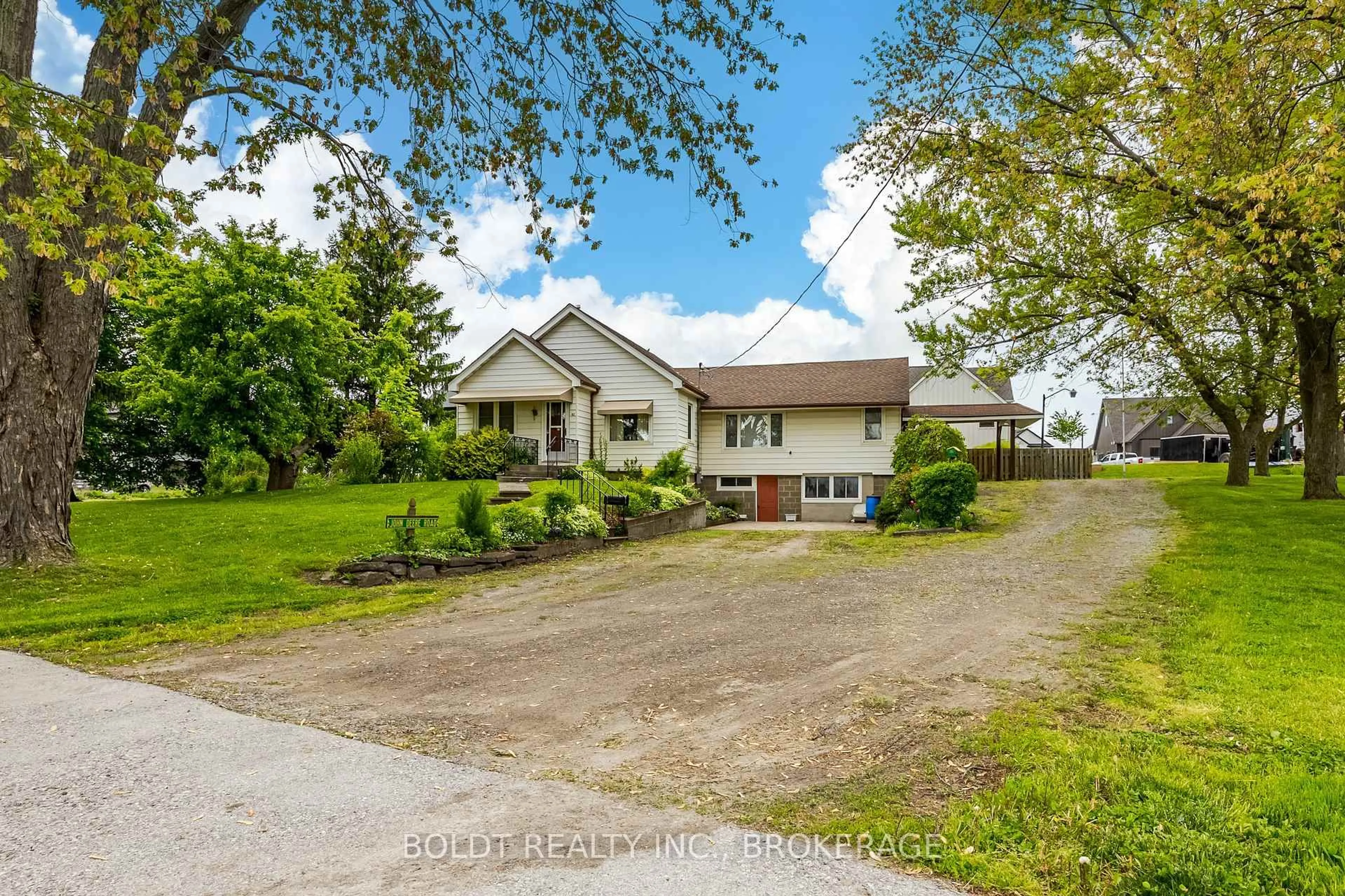 A pic from outside/outdoor area/front of a property/back of a property/a pic from drone, street for 1828 Decew Rd, Thorold Ontario L0S 1E6