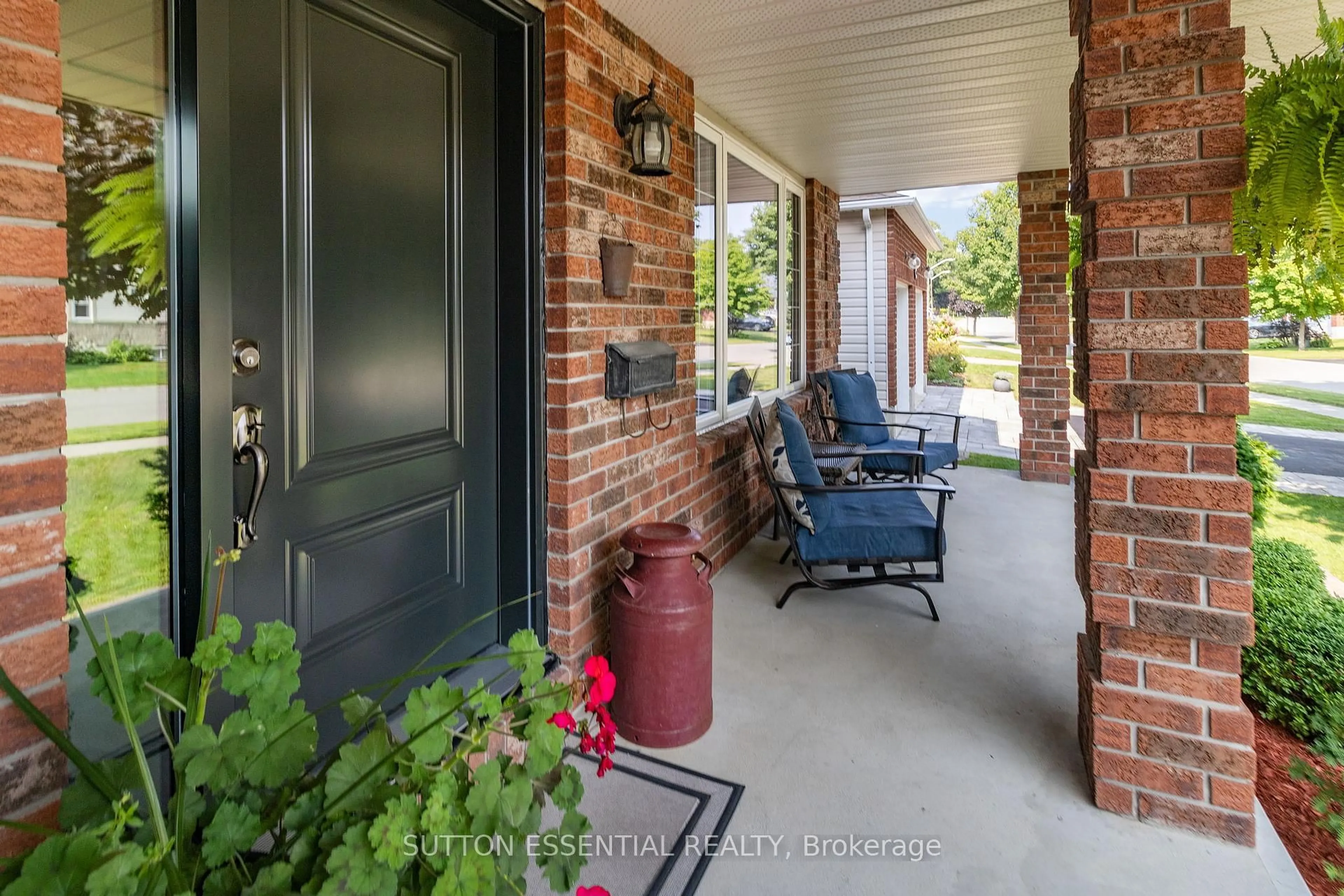 Indoor entryway for 408 Pearl St, Brockville Ontario K6V 4E5
