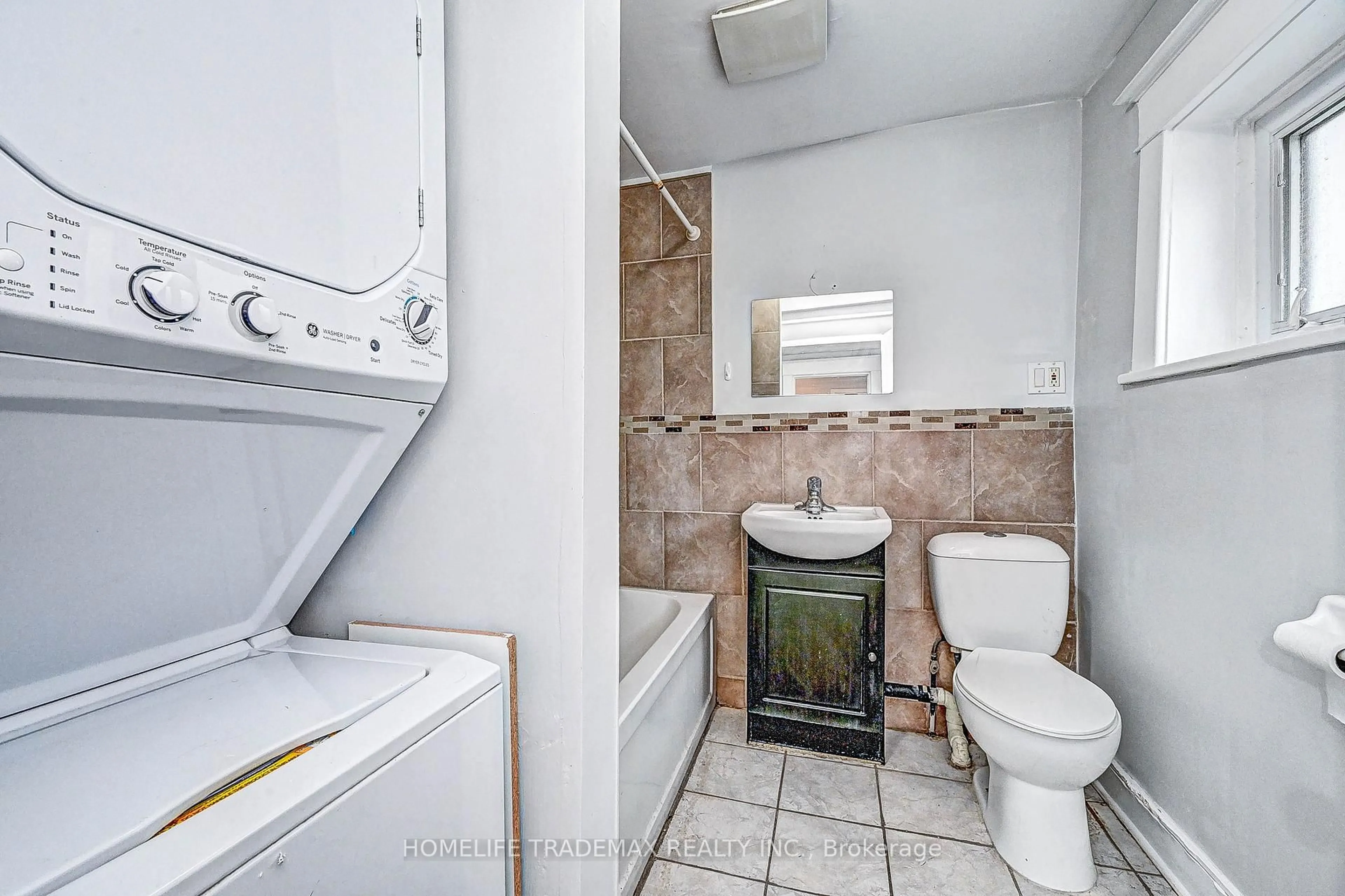 Standard bathroom, ceramic/tile floor for 93 Water St, Cambridge Ontario N1R 3E1