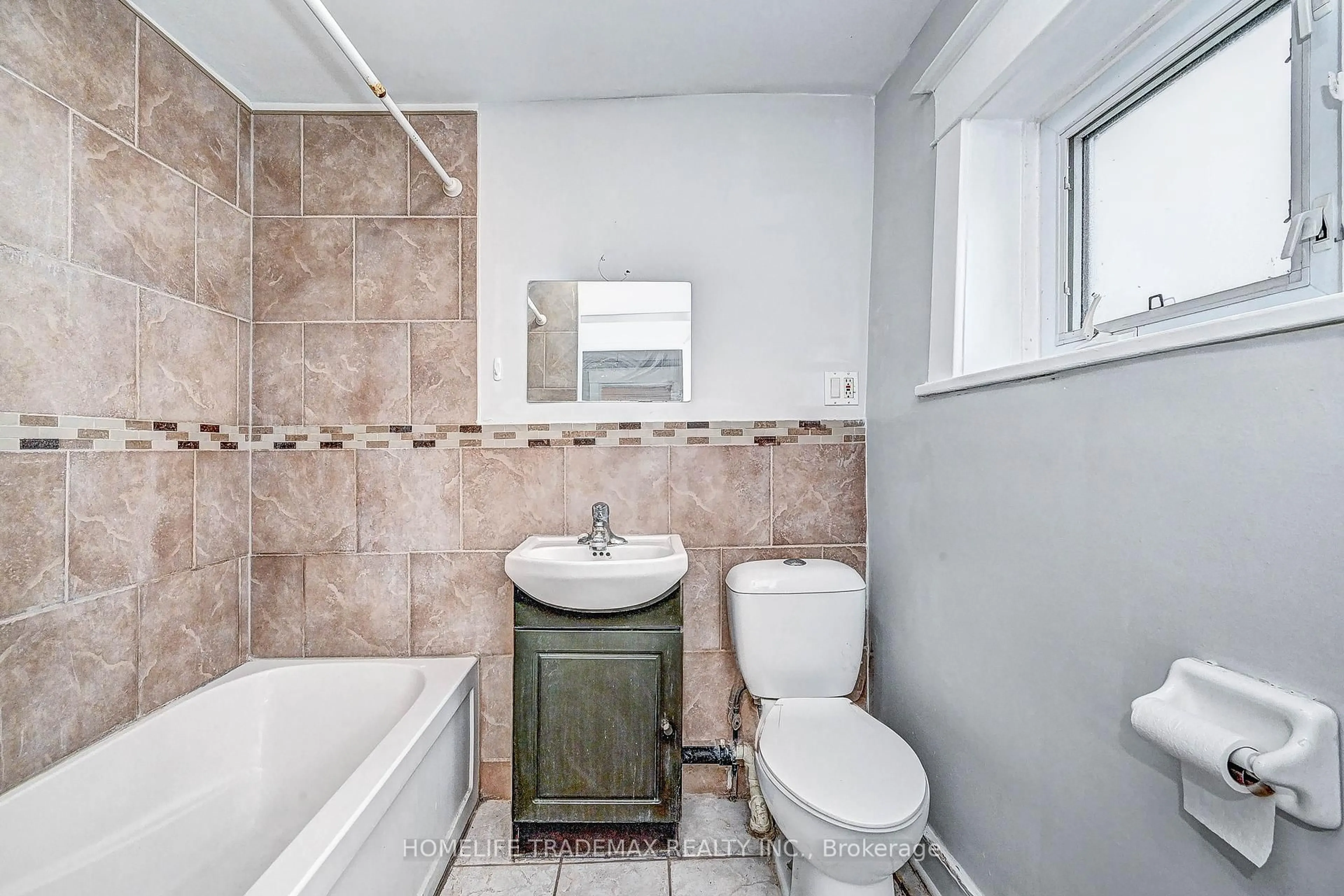 Standard bathroom, ceramic/tile floor for 93 Water St, Cambridge Ontario N1R 3E1