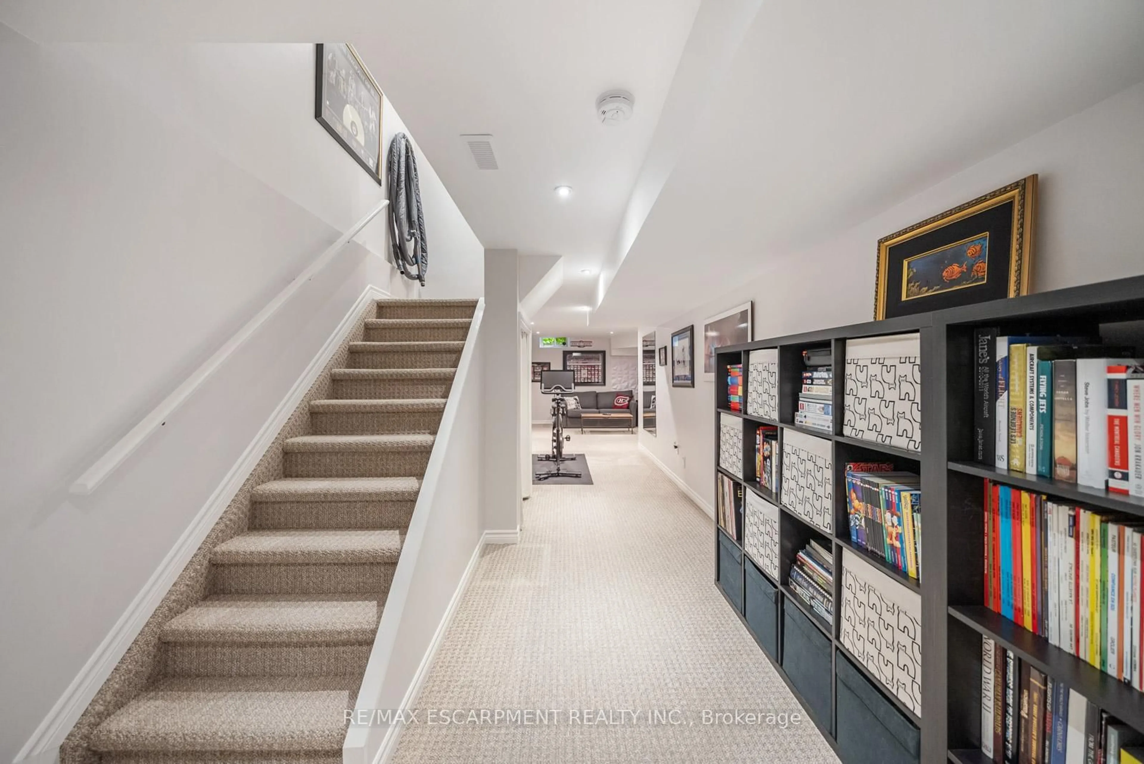 Indoor foyer for 16 OLIVIA Pl, Hamilton Ontario L9K 1R3