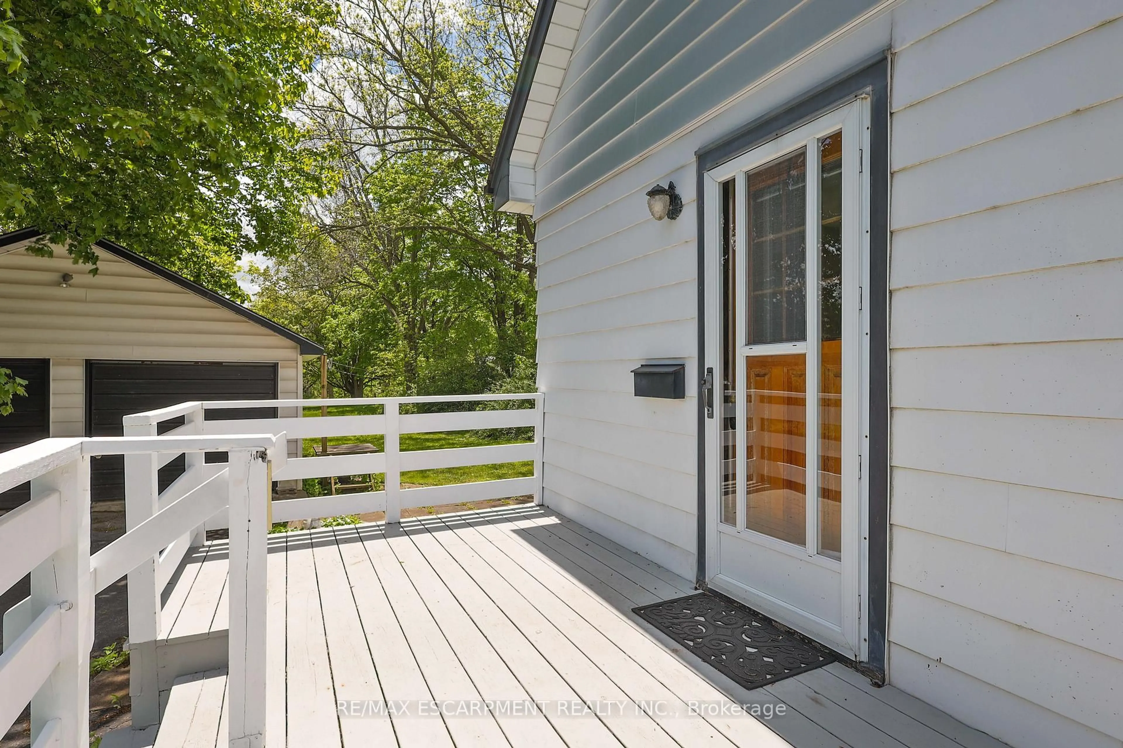 Patio, street for 668 Harvest Rd, Hamilton Ontario L9H 5K4