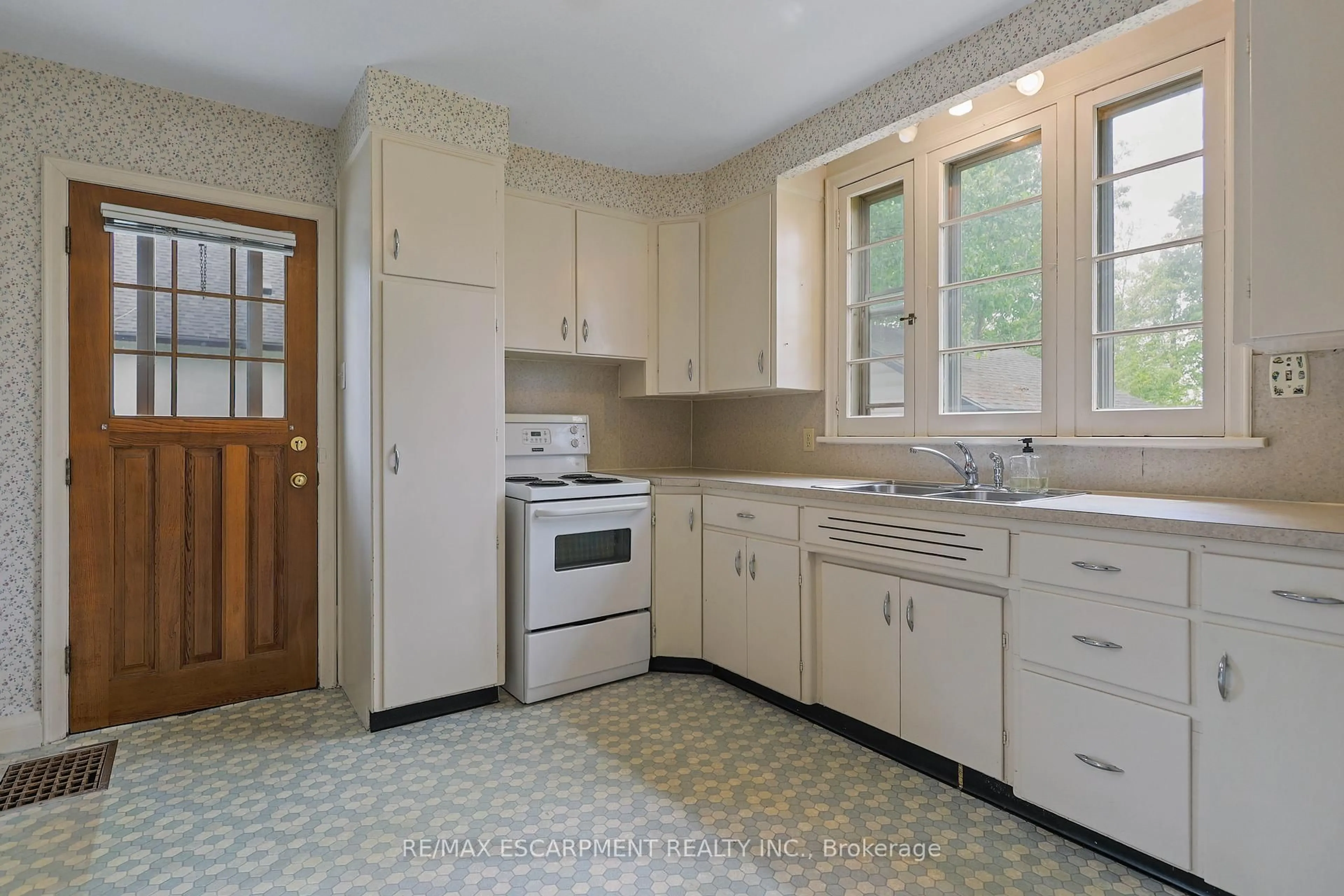 Standard kitchen, ceramic/tile floor for 668 Harvest Rd, Hamilton Ontario L9H 5K4