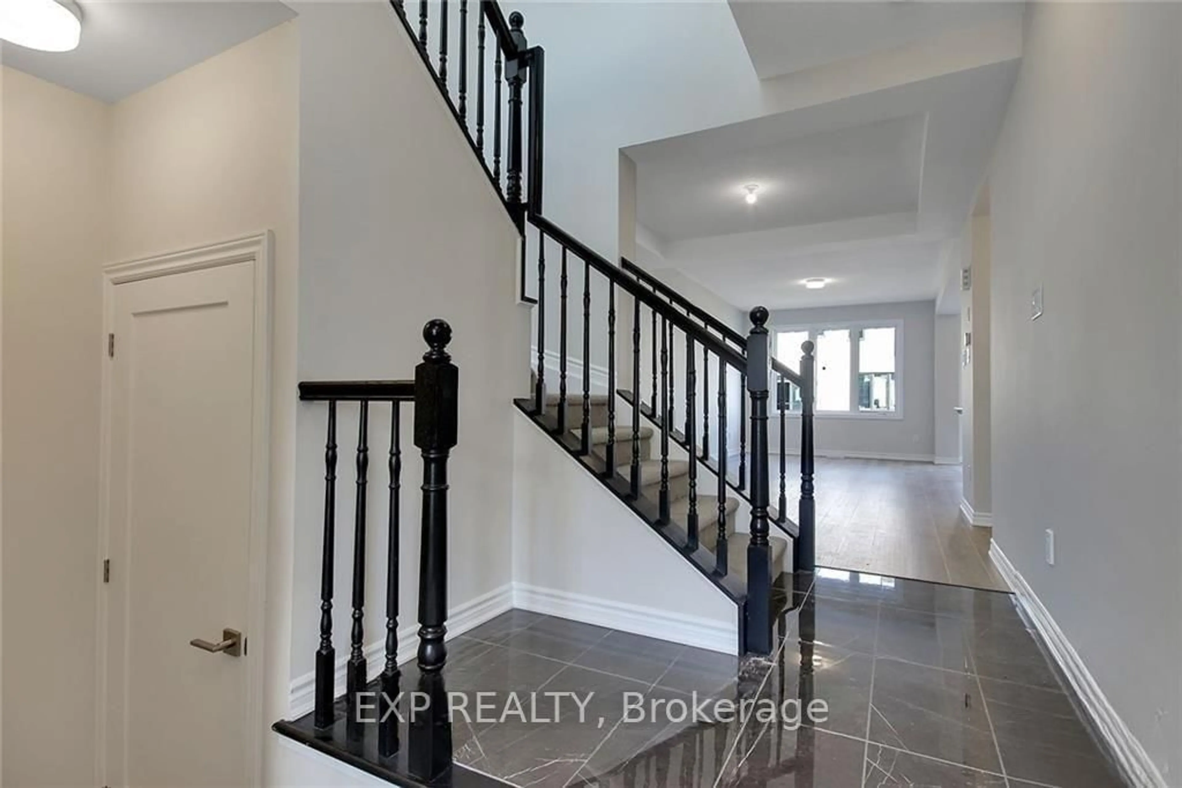 Indoor entryway for 315 Cornflower Row, Richmond Ontario K0A 2Z0