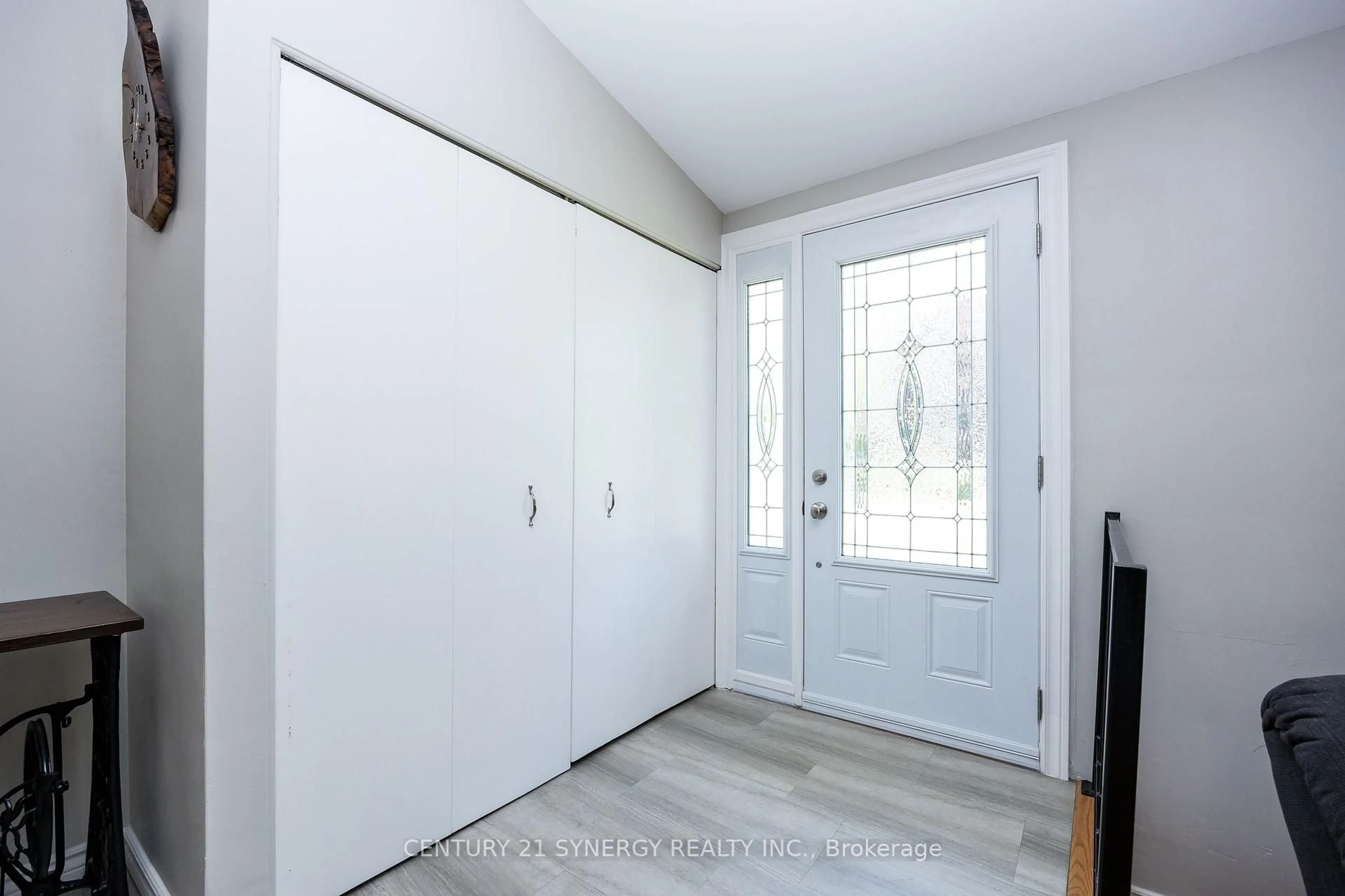 Indoor entryway for 233 Allan St, Smiths Falls Ontario K7A 4M9