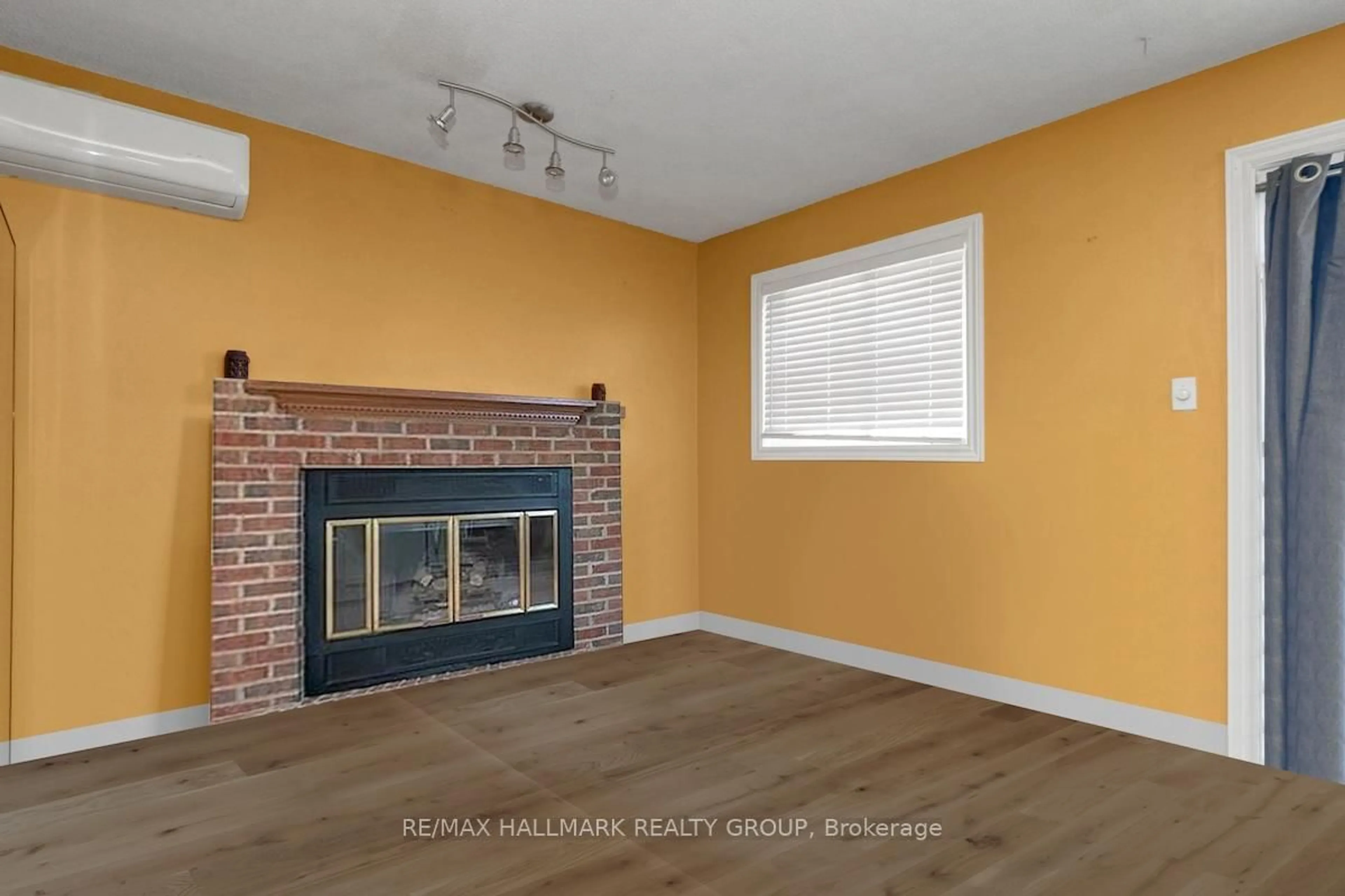 A pic of a room for 6403 Viseneau Dr, Orleans Ontario K1C 5E7