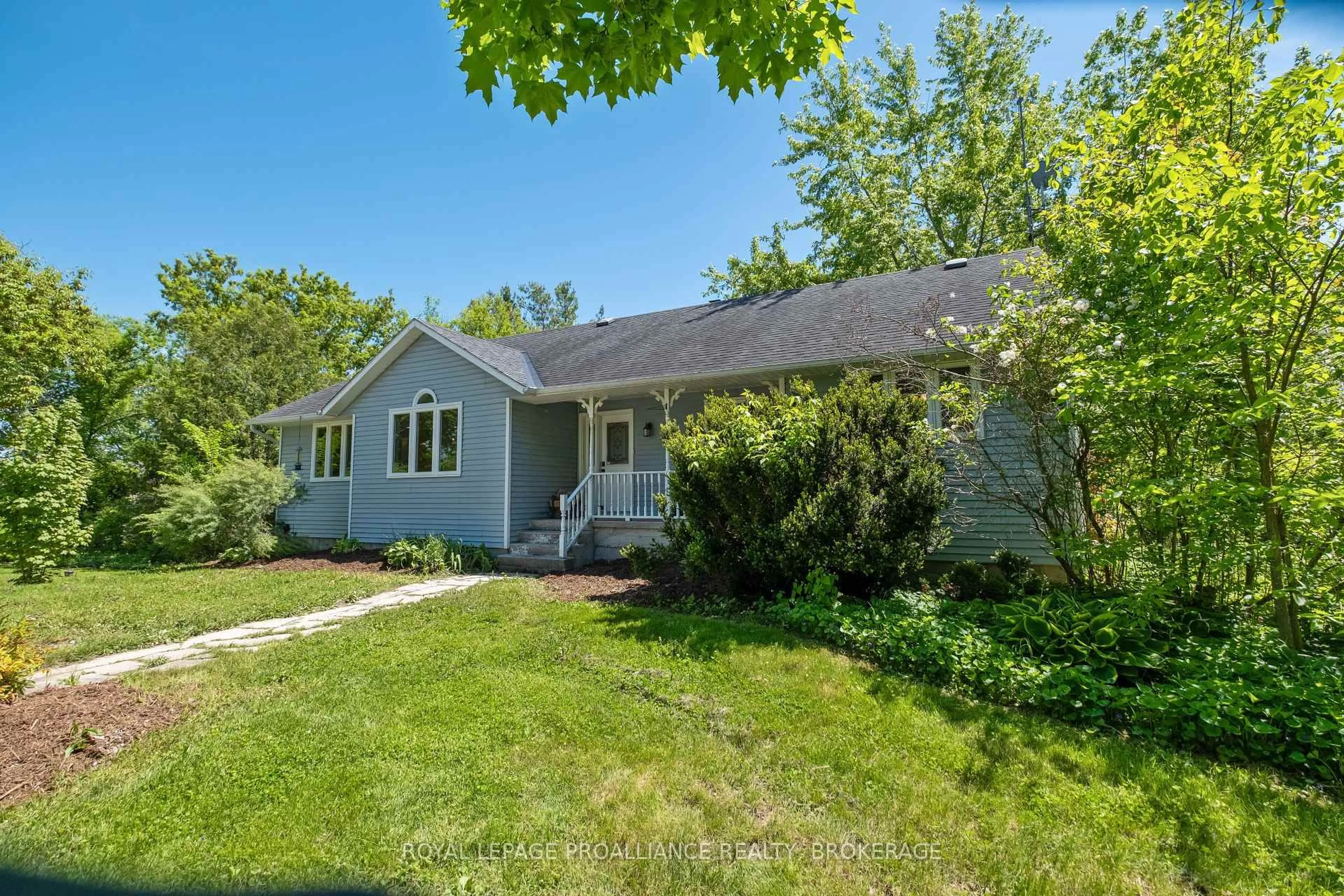 A pic from outside/outdoor area/front of a property/back of a property/a pic from drone, street for 1916 Mayview St, Kingston Ontario K7L 4V4