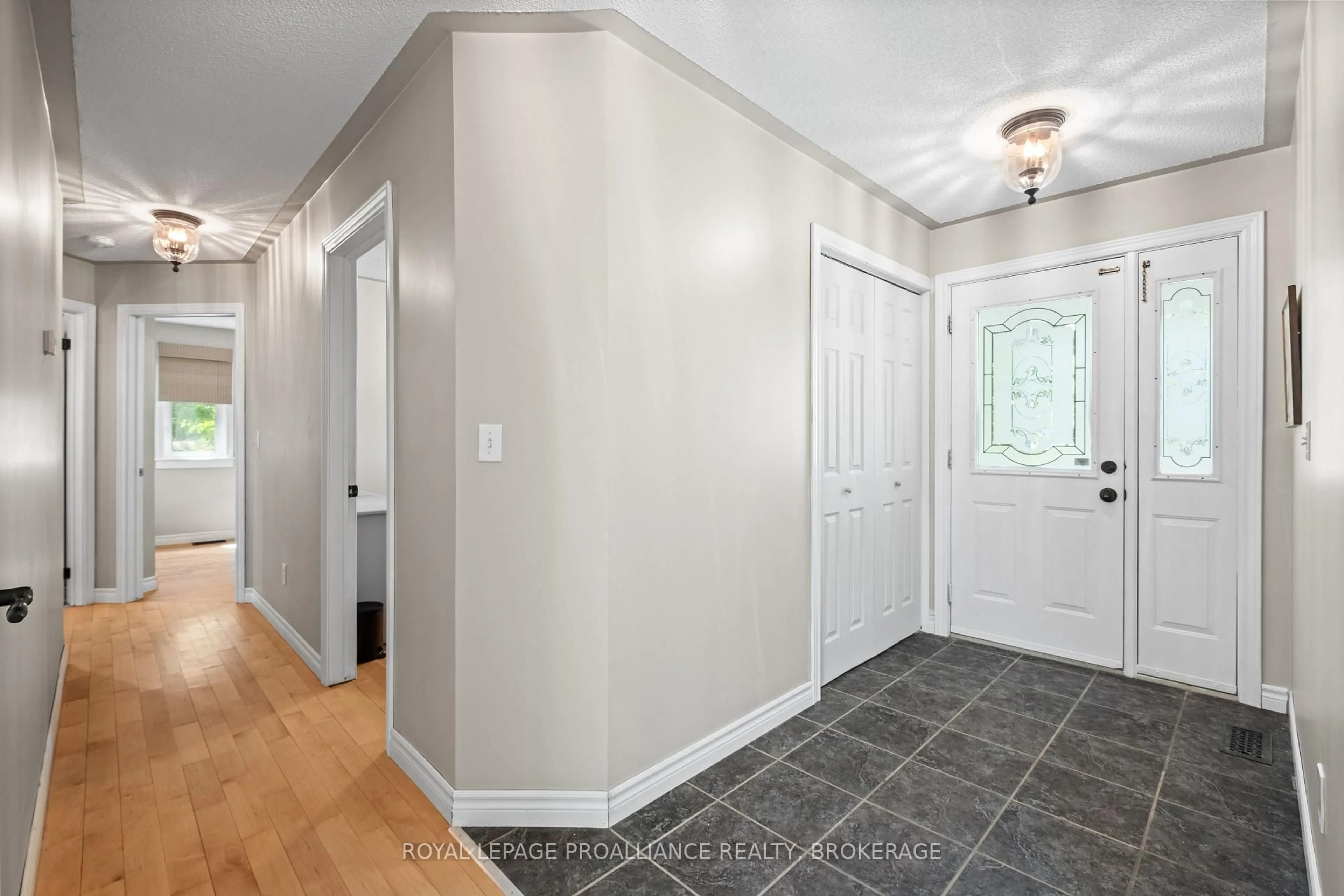 Indoor entryway for 1916 Mayview St, Kingston Ontario K7L 4V4