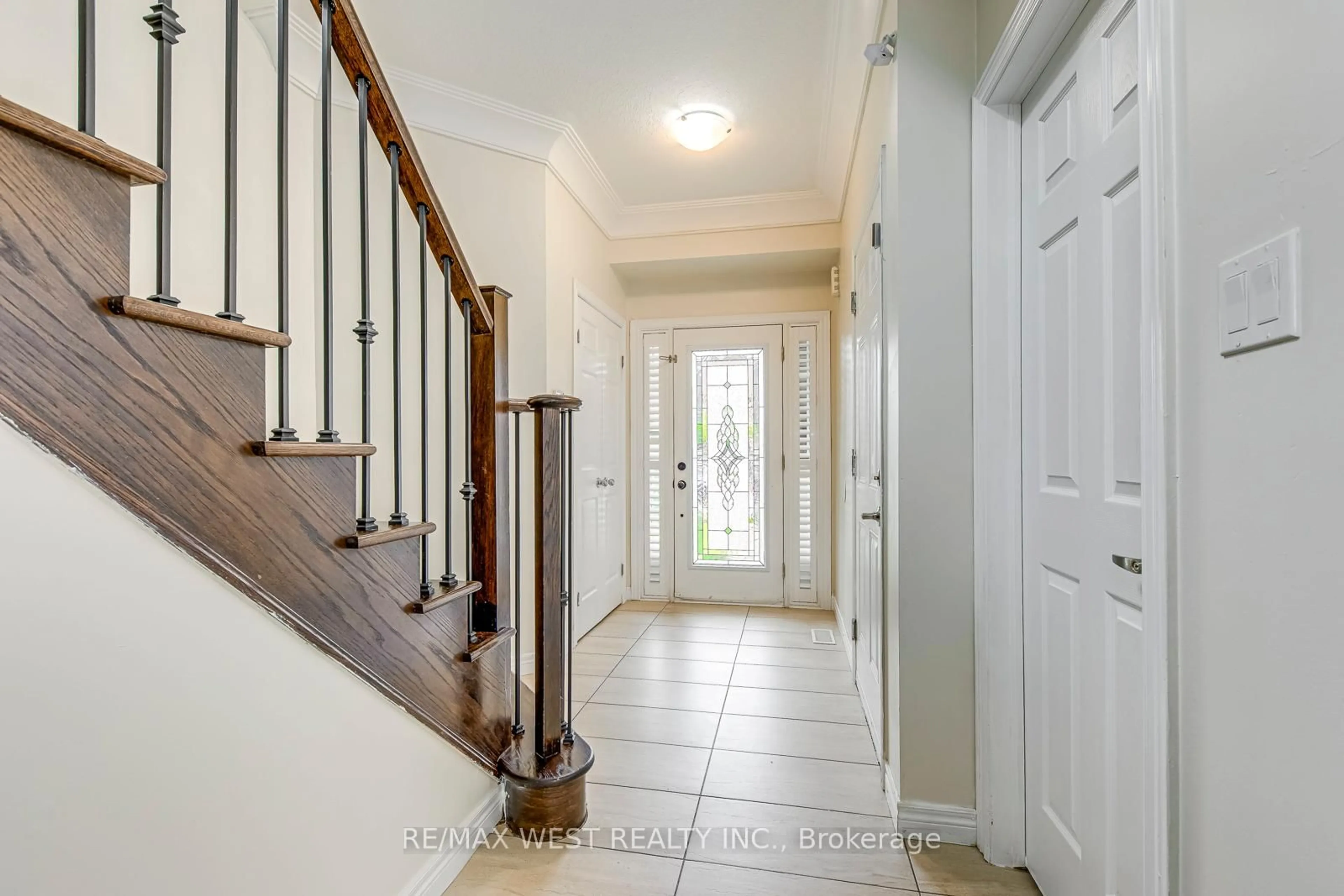 Indoor entryway for 59 Galileo Dr, Hamilton Ontario L8E 0H1