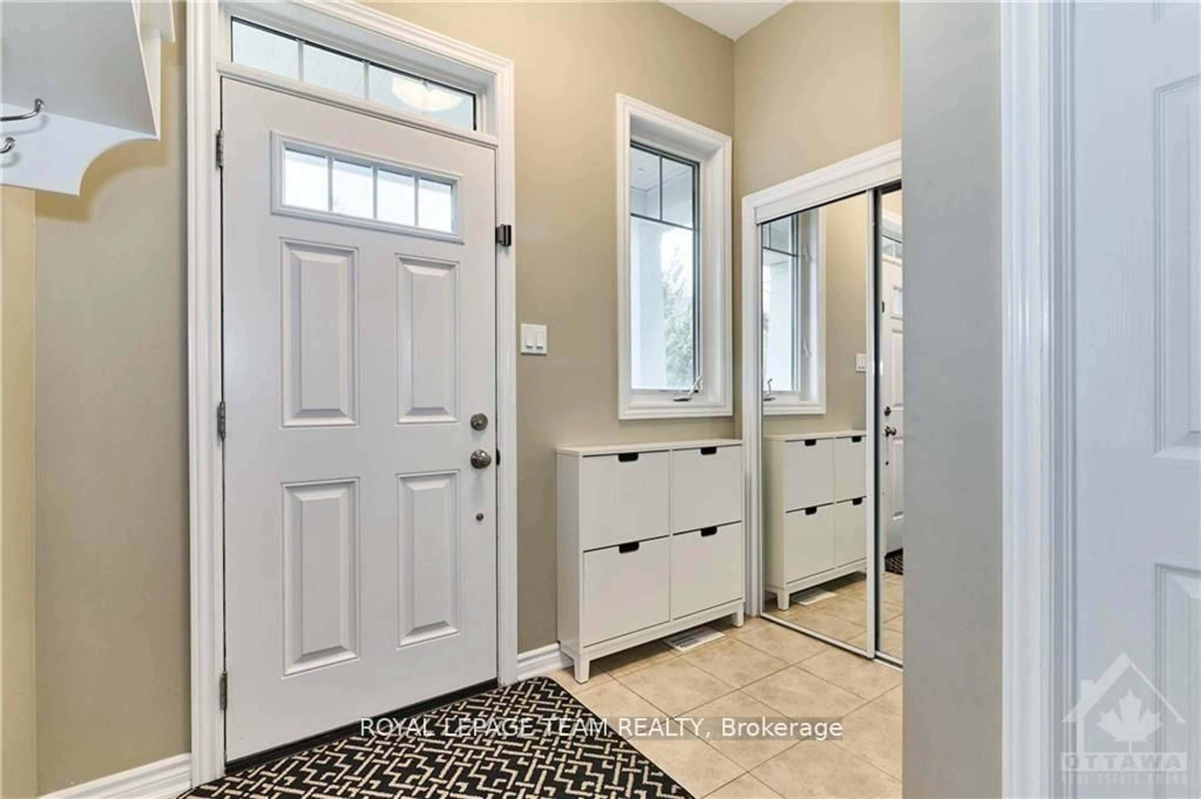 Indoor entryway for 208 Rivertree St, Ottawa Ontario K2M 0J3