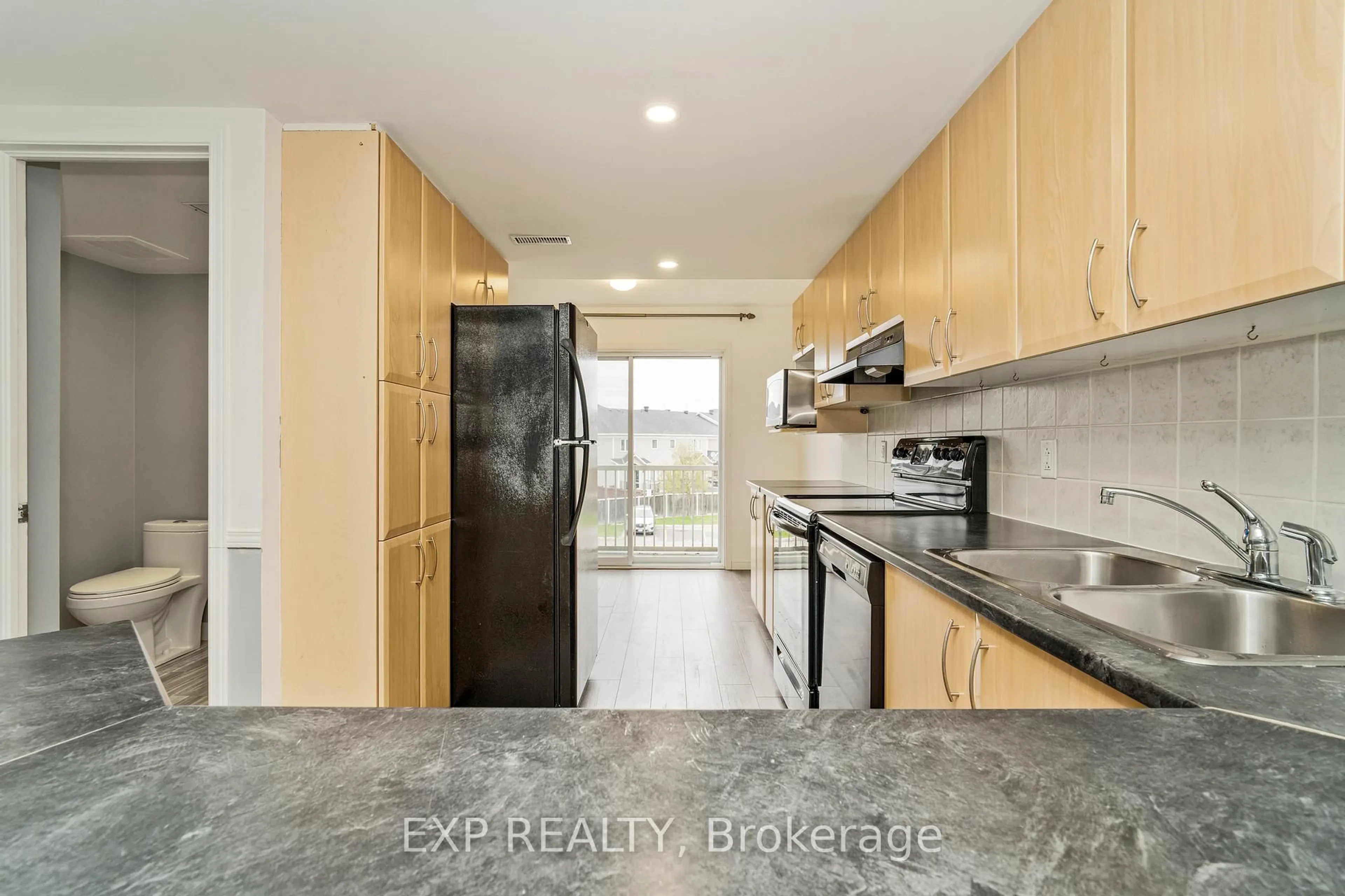 Standard kitchen, ceramic/tile floor for 552 Lakeridge Dr, Ottawa Ontario K4A 0H4