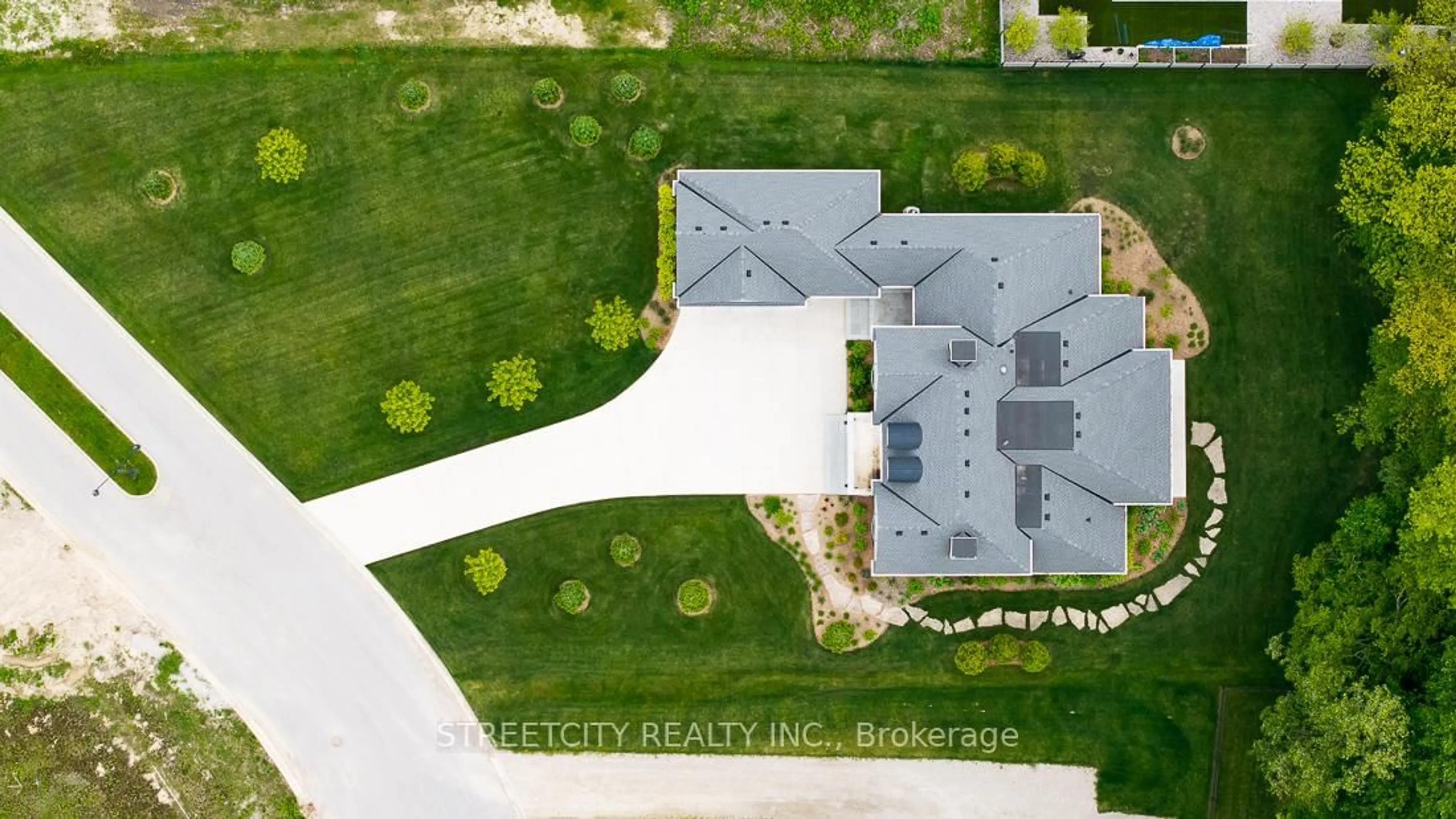 A pic from outside/outdoor area/front of a property/back of a property/a pic from drone, street for 3845 Deer Tr, London South Ontario N6P 1E6