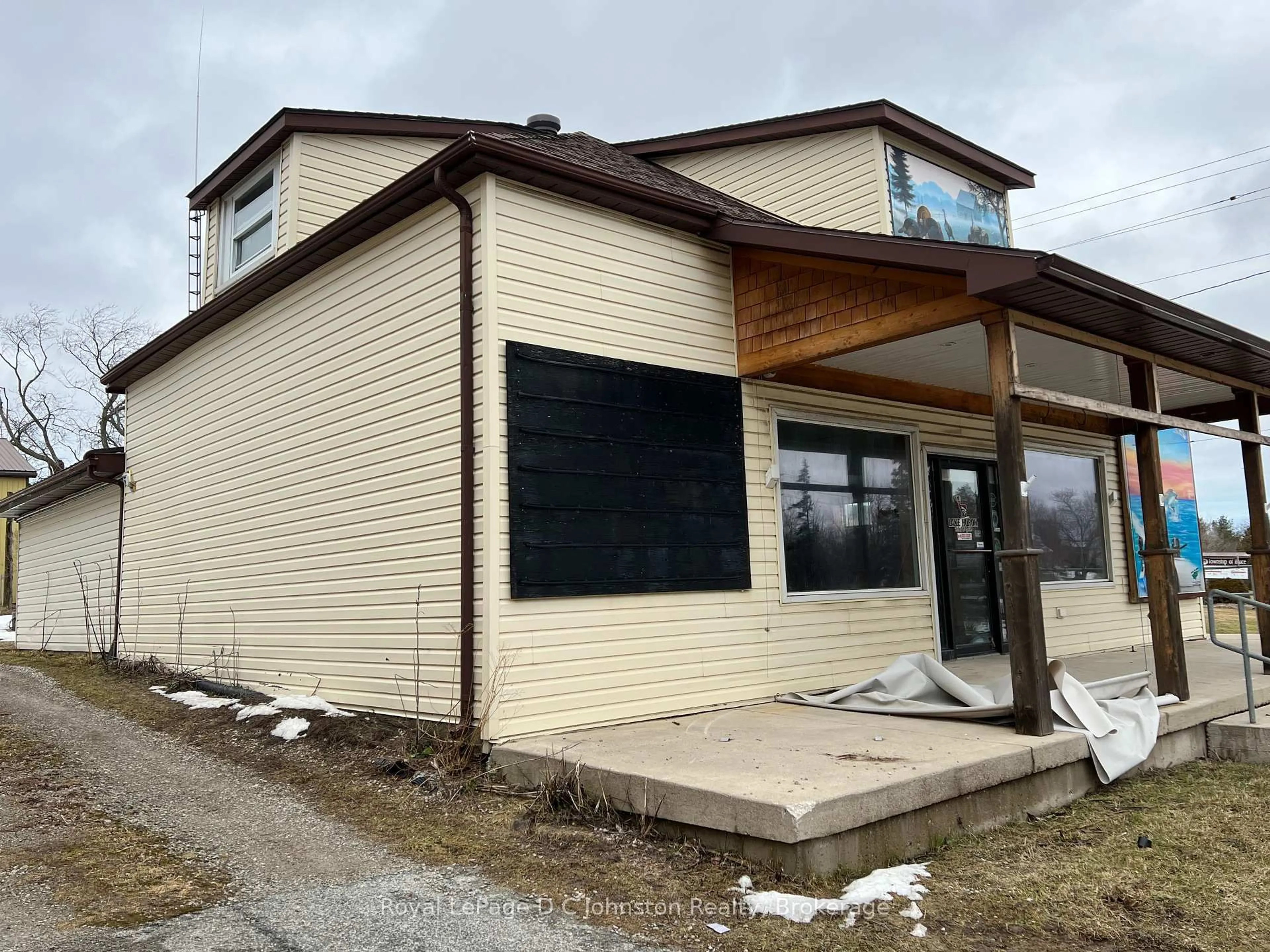 Home with vinyl exterior material, building for 3643 Highway 21 Rd, Kincardine Ontario N0G 2T0