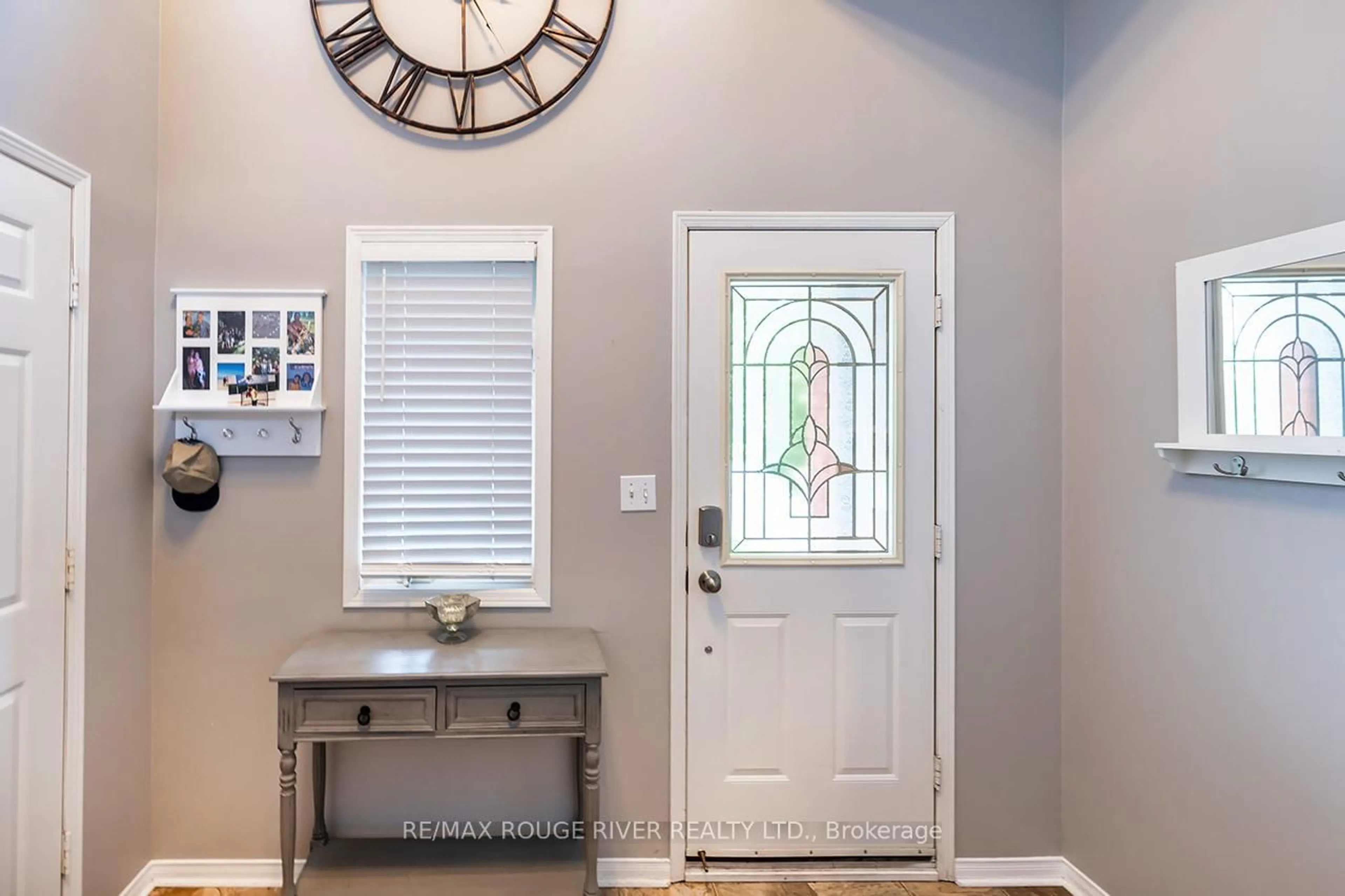Indoor entryway for 1330 Eagle Cres, Peterborough West Ontario K9K 2K7