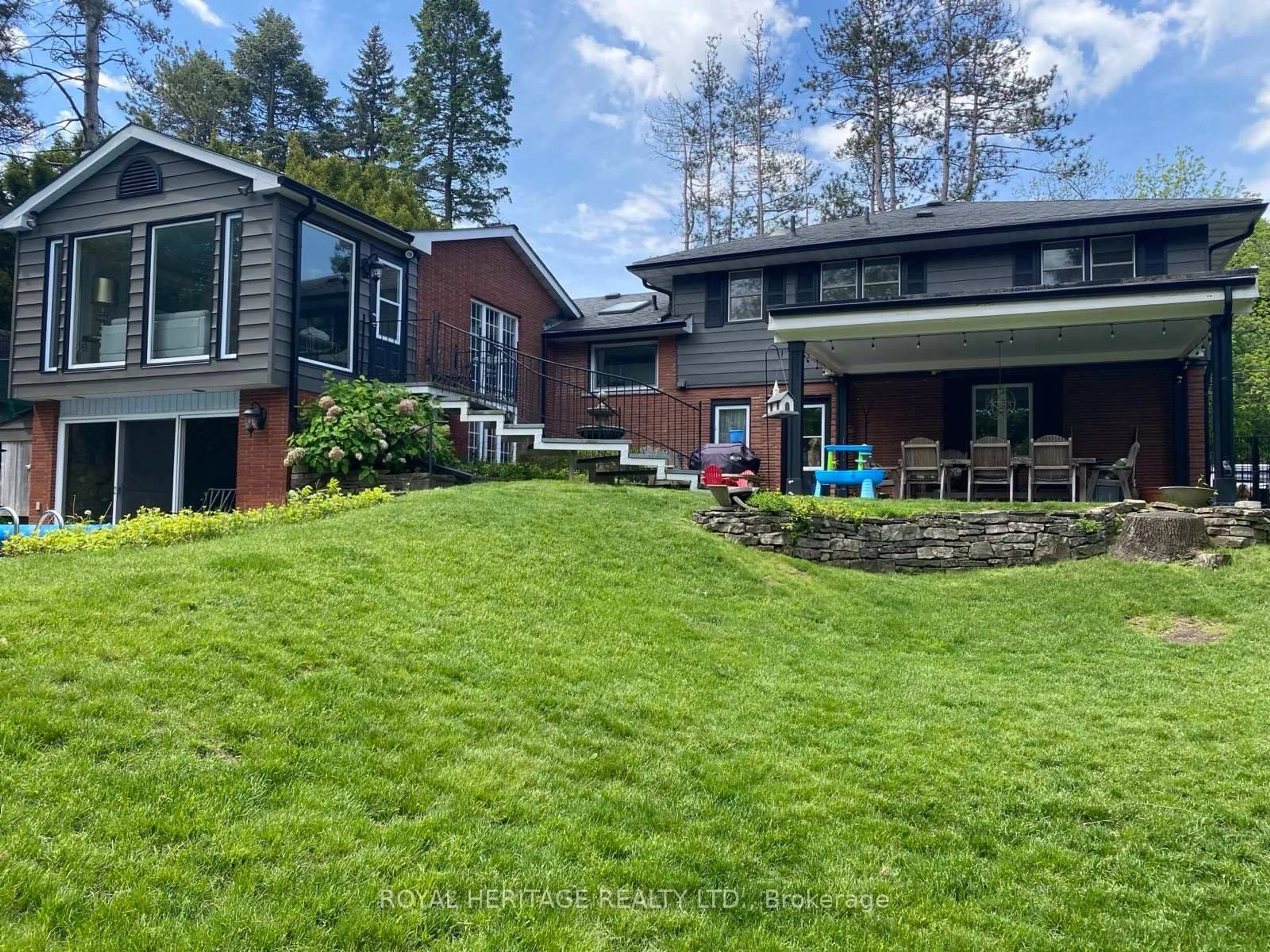 A pic from outside/outdoor area/front of a property/back of a property/a pic from drone, mountain view for 63 Cait Crt, Hamilton Ontario L5G 1M3