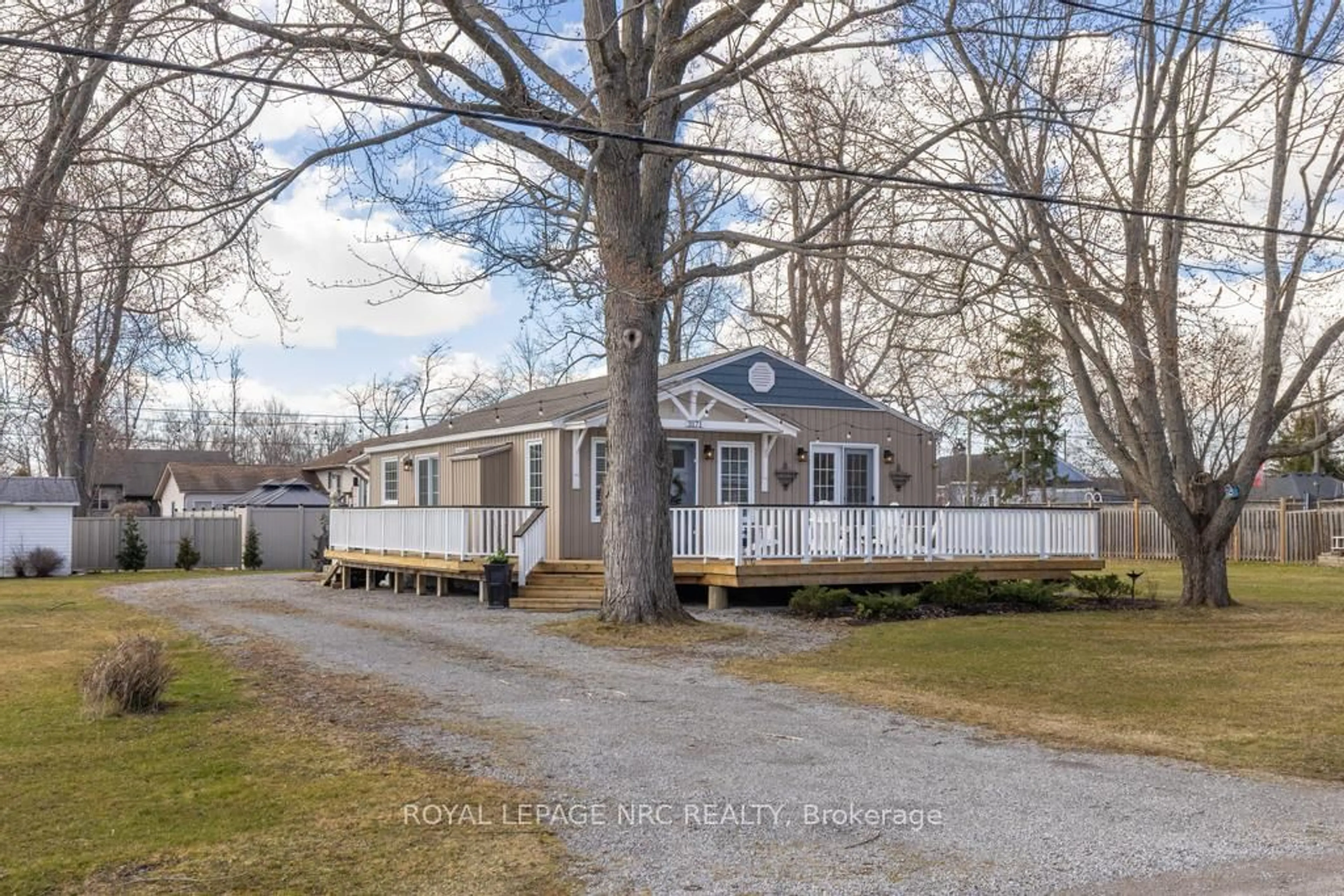 A pic from outside/outdoor area/front of a property/back of a property/a pic from drone, street for 3171 Evadere Ave, Fort Erie Ontario L0S 1N0
