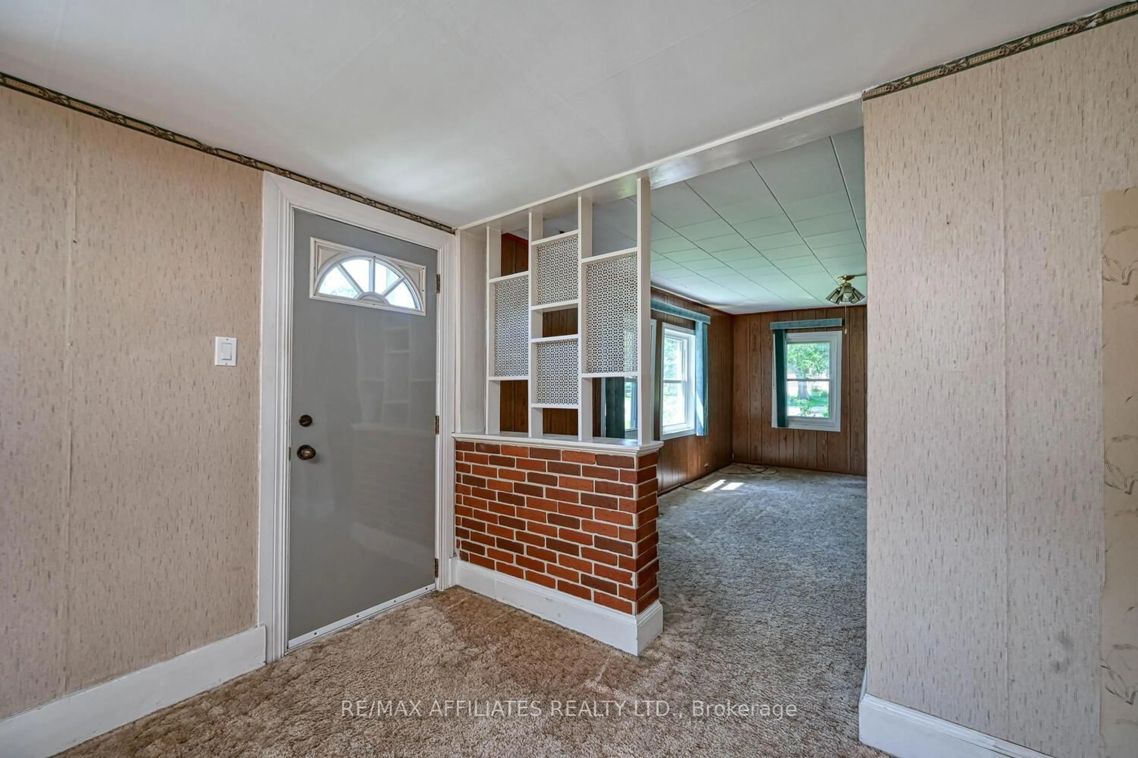 Indoor entryway for 5 Strathcona St, Smiths Falls Ontario K7A 1V6